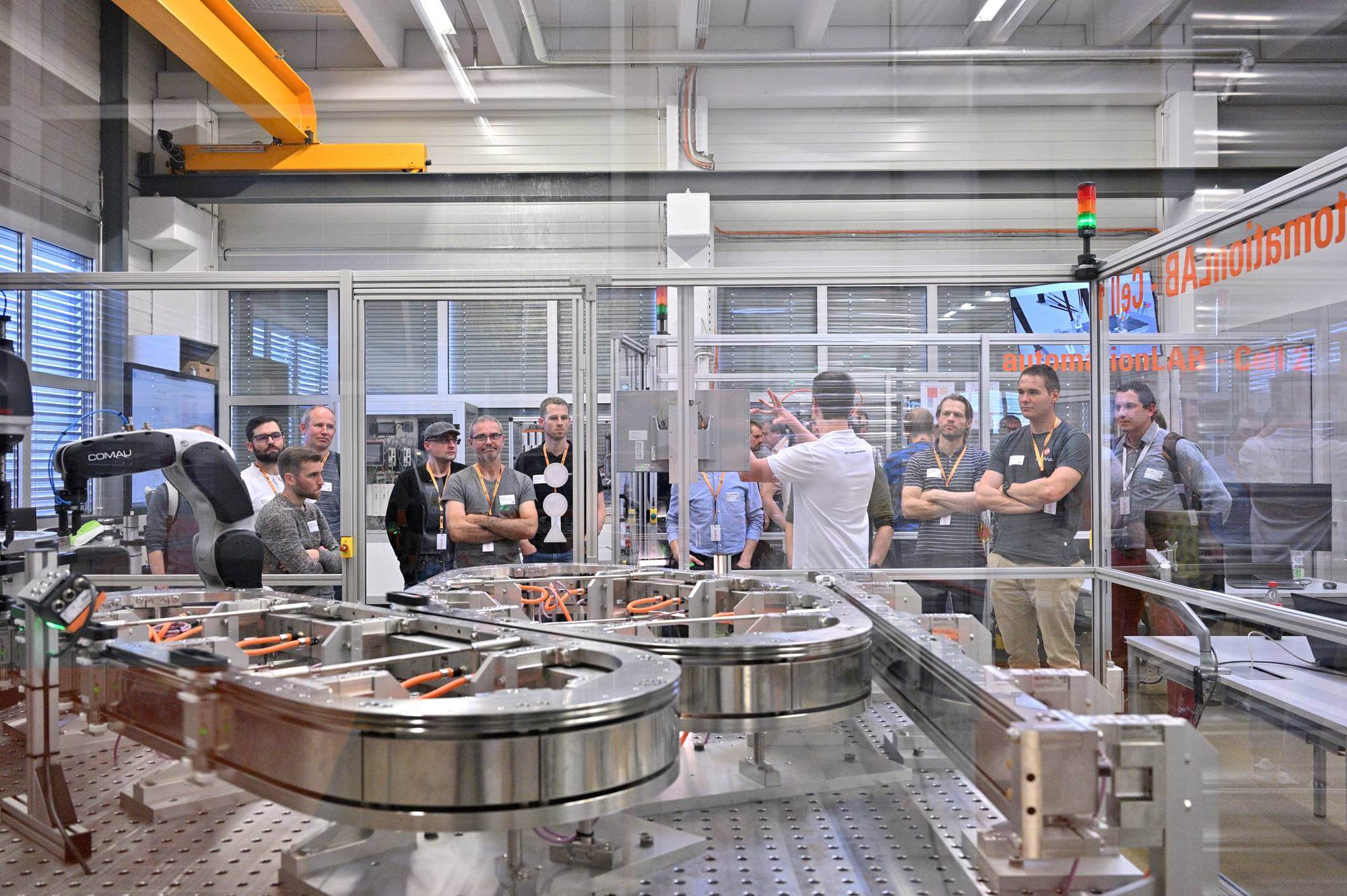 Besucher im Automation Lab in Frauenfeld. (Bild: B&R)