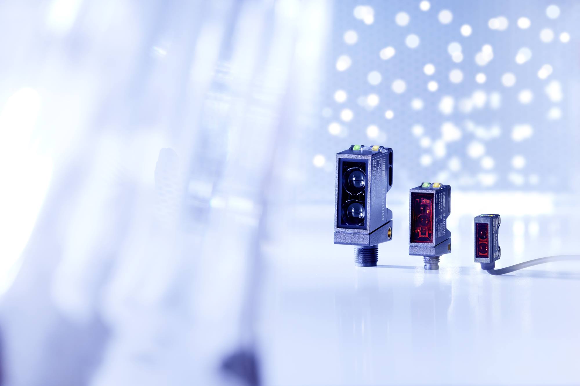 Der O200 (rechts) ergänzt die umfangreiche Baumer Toolbox für Lichtschranken und Lichttaster O300/500 sowie OT300/500 Der O200 (rechts) ergänzt die umfangreiche Baumer Toolbox für Lichtschranken und Lichttaster O300/500 sowie OT300/500