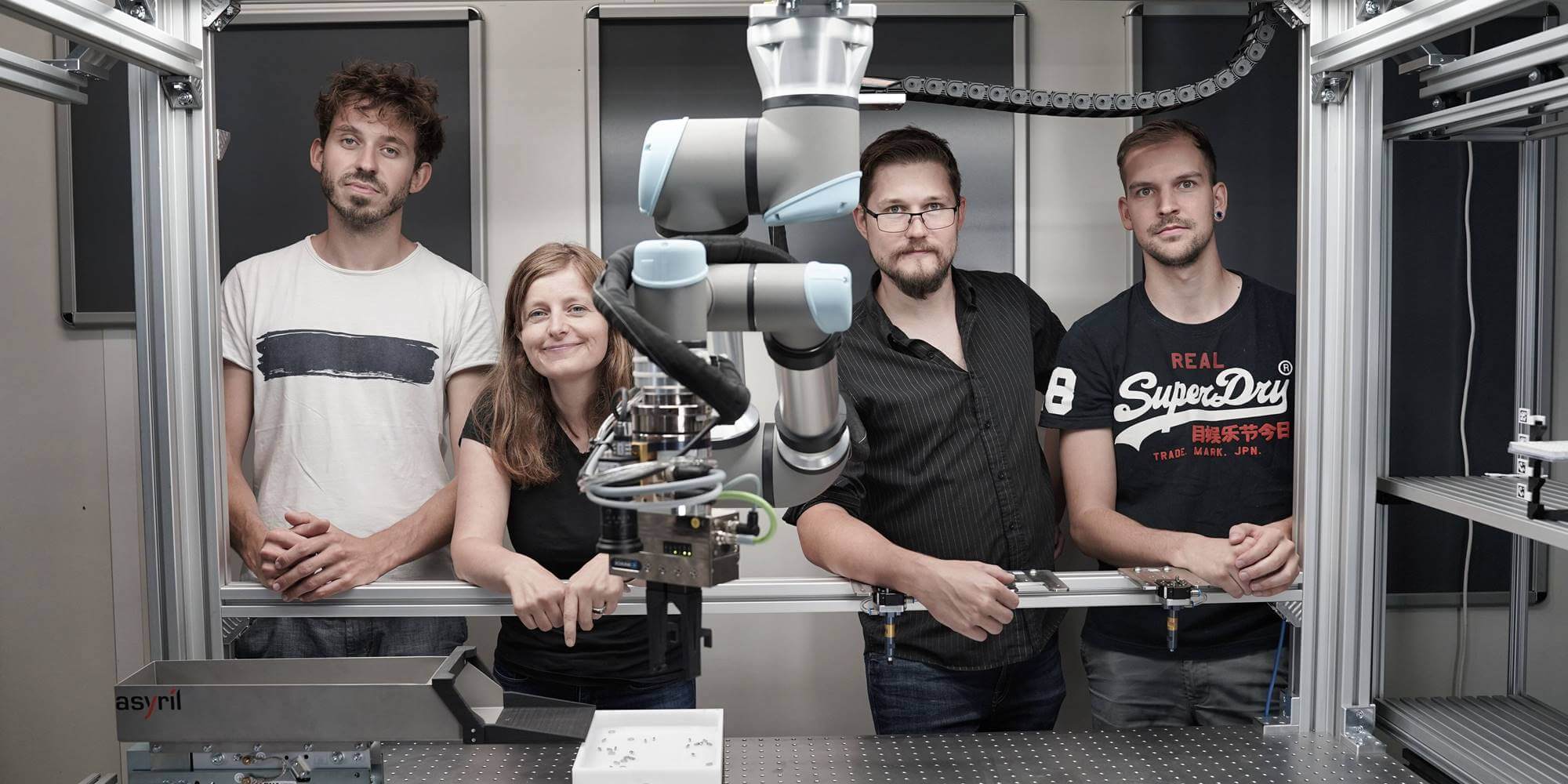 Prof. Dr. Sarah Dégallier Rochat von der Berner Fachhochschule mit den Start-up-Gründern und Mitarbeitern (v.l.) Charly Blanc, Christian Wyss und Lucas Renfer im Labor an der BFH in Biel. Bild: Eugen Albisser Prof. Dr. Sarah Dégallier Rochat von der Berner Fachhochschule mit den Start-up-Gründern und Mitarbeitern (v.l.) Charly Blanc, Christian Wyss und Lucas Renfer im Labor an der BFH in Biel. Bild: Eugen Albisser