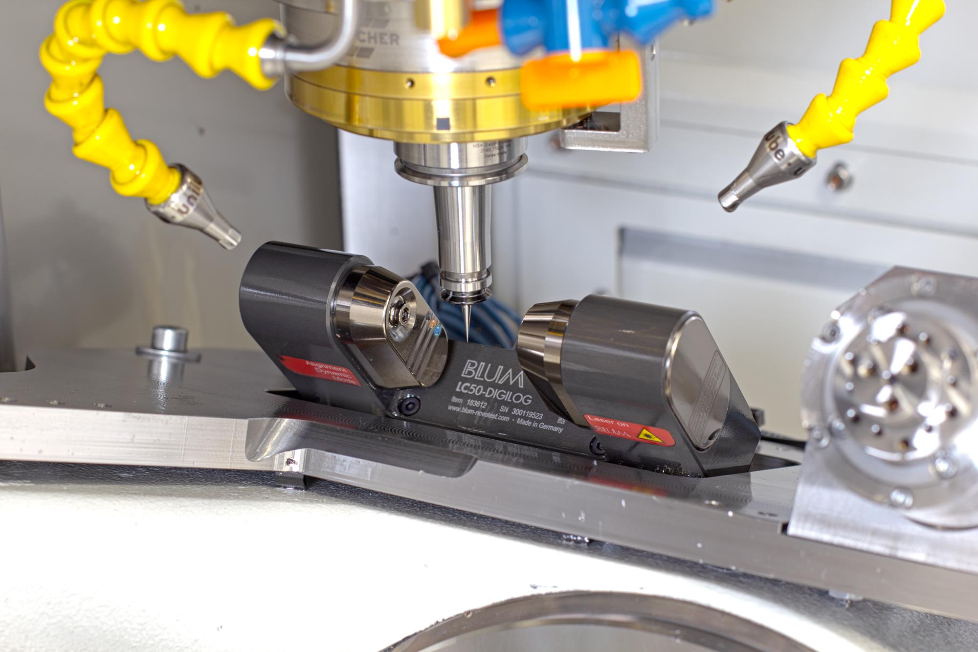 Das Lasermesssystem LC50-Digilog vermisst bei Zecha Fräswerkzeuge mit einem Durchmesser von 10 µm hochpräzise. Das Lasermesssystem LC50-Digilog vermisst bei Zecha Fräswerkzeuge mit einem Durchmesser von 10 µm hochpräzise.