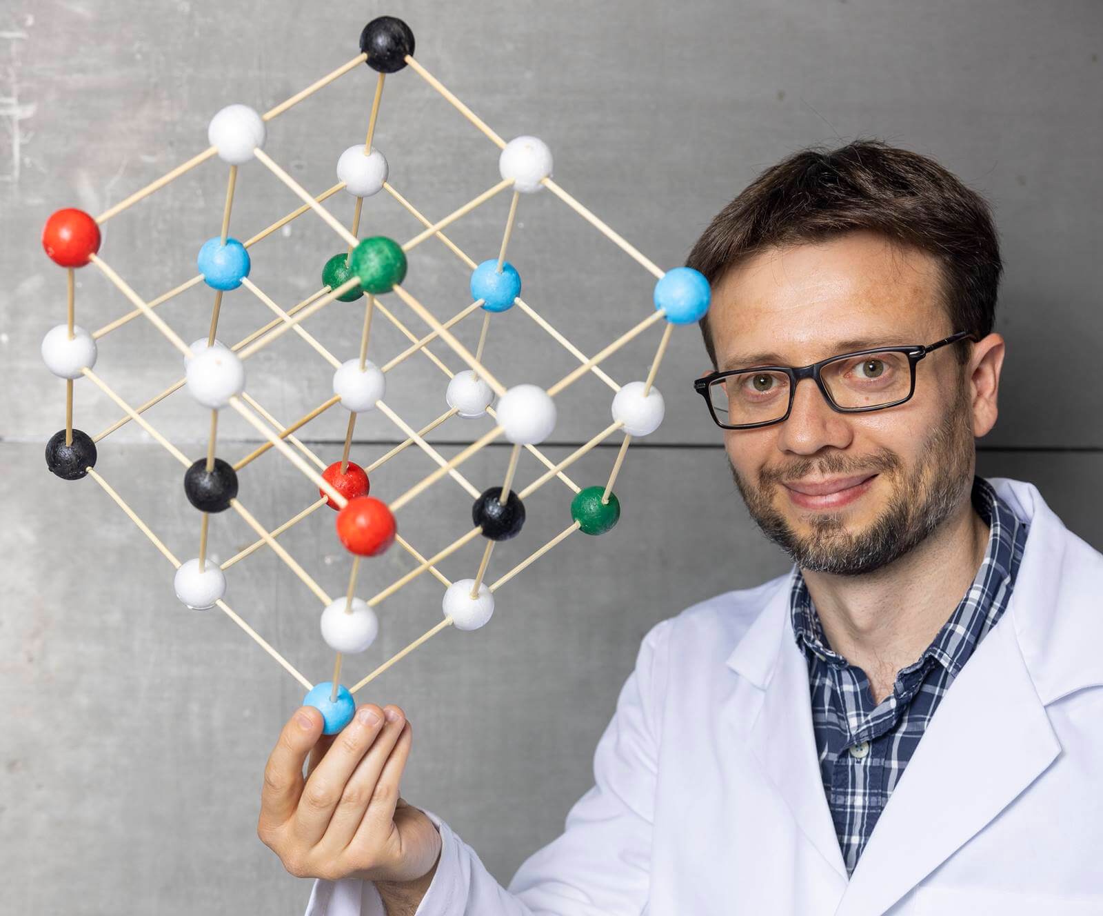 Erforschung von Hochleistungskeramiken: Michael Stuer mit dem Modell eines «chaotischen» Kochsalzkristalls mit fünf verschiedenen Komponenten. Erforschung von Hochleistungskeramiken: Michael Stuer mit dem Modell eines «chaotischen» Kochsalzkristalls mit fünf verschiedenen Komponenten.