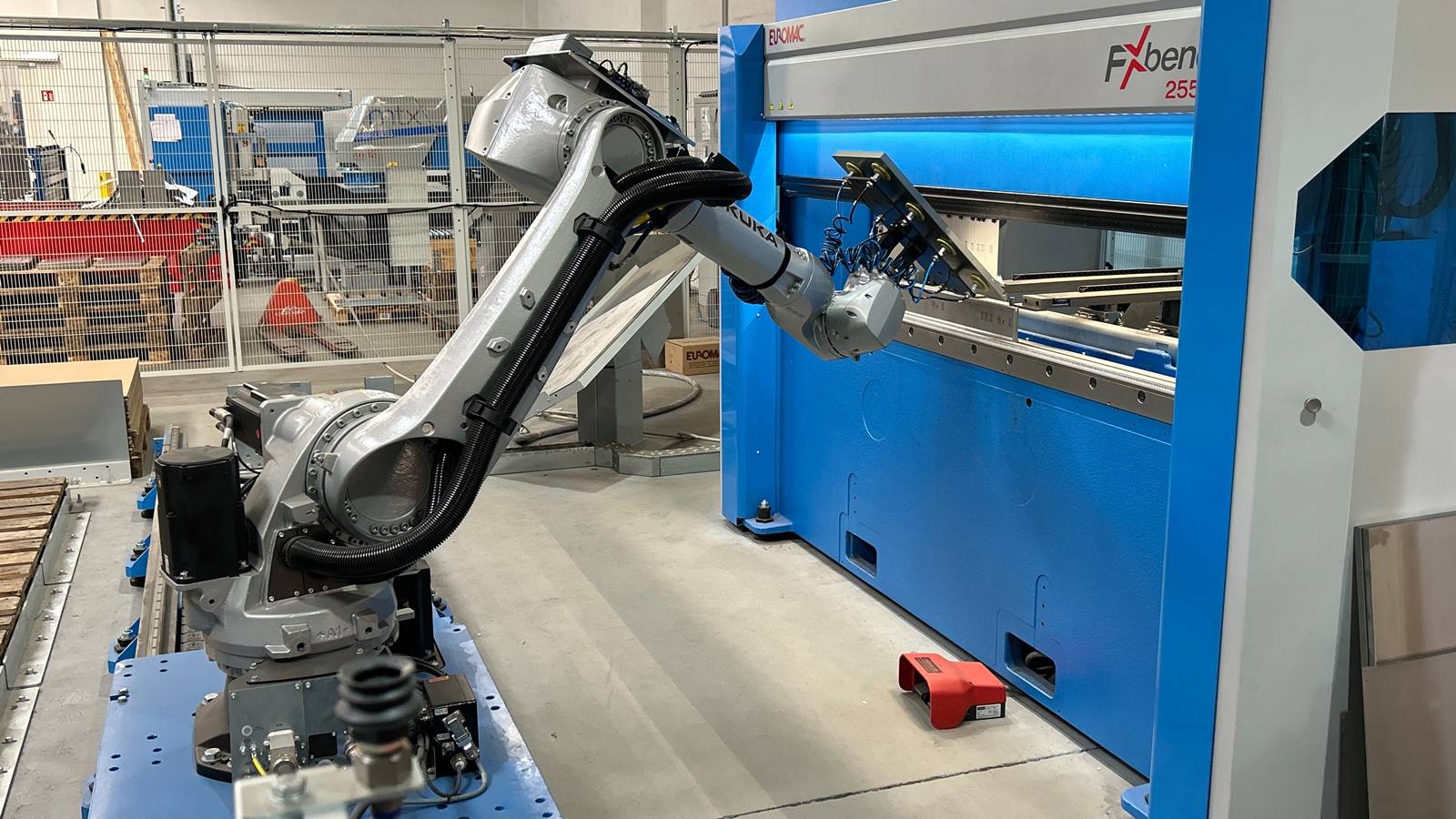 Roboter mit Presse Roboter mit Presse