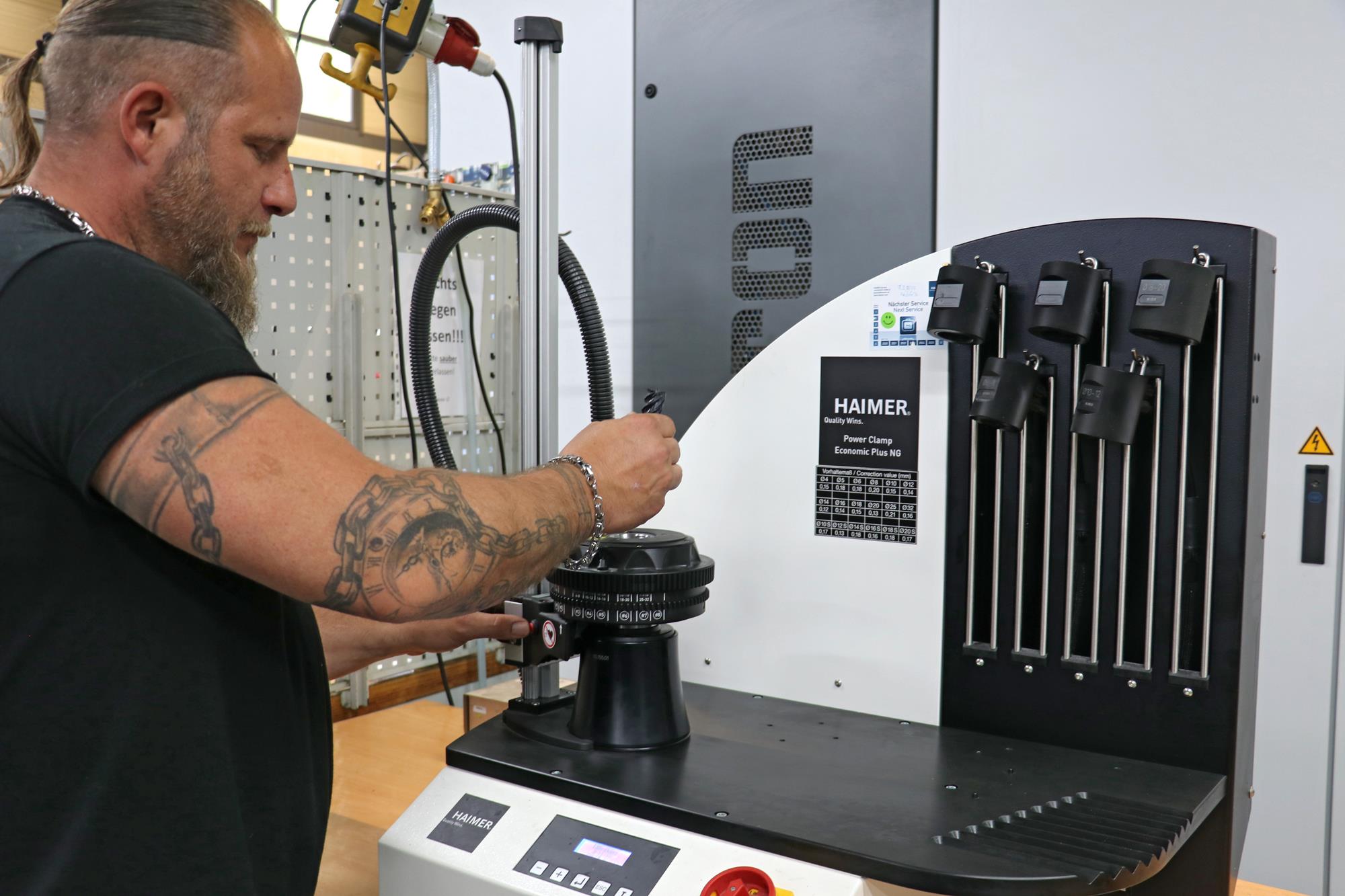 Mit dem Hochleistungsschrumpfgerät Haimer Power Clamp Economic Plus NG lassen sich HM- und HSS-Werkzeuge schnell und einfach ein- bzw. ausschrumpfen. Mit dem Hochleistungsschrumpfgerät Haimer Power Clamp Economic Plus NG lassen sich HM- und HSS-Werkzeuge schnell und einfach ein- bzw. ausschrumpfen.