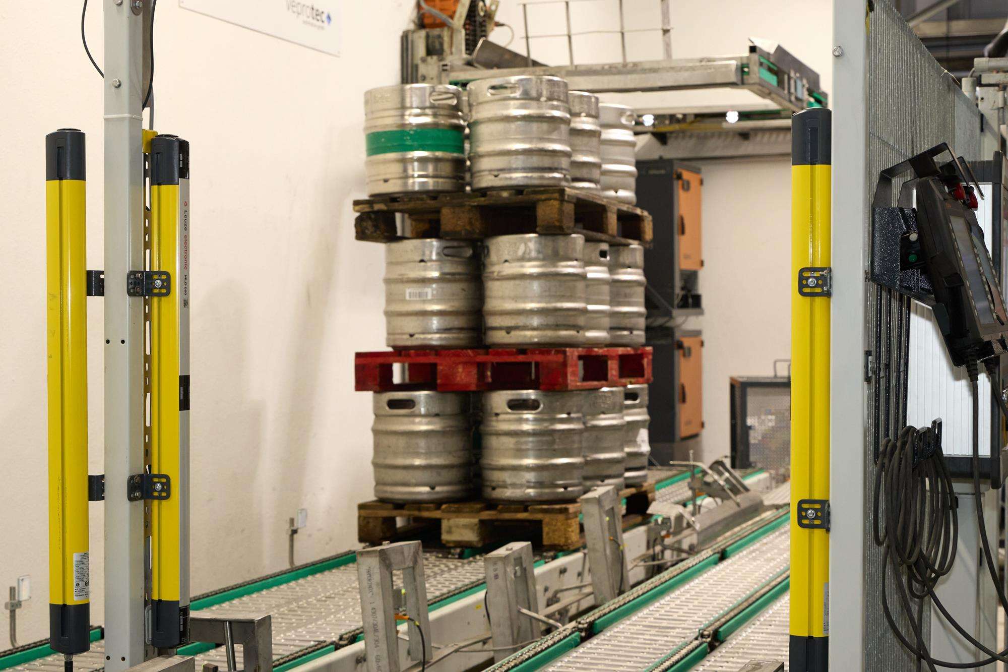 Leuze Mehrstrahl-Sicherheits-Lichtschranken des Typs MLD 500 sichern den Arbeitsbereich der Roboter Leuze Mehrstrahl-Sicherheits-Lichtschranken des Typs MLD 500 sichern den Arbeitsbereich der Roboter