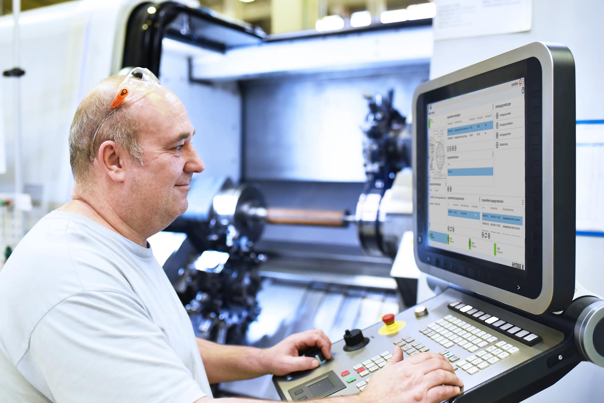 Datenerfassung direkt an der Maschine mit MES HYDRA X (Quelle: MPDV, Adobe Stock, industrieblick) Datenerfassung direkt an der Maschine mit MES HYDRA X (Quelle: MPDV, Adobe Stock, industrieblick)