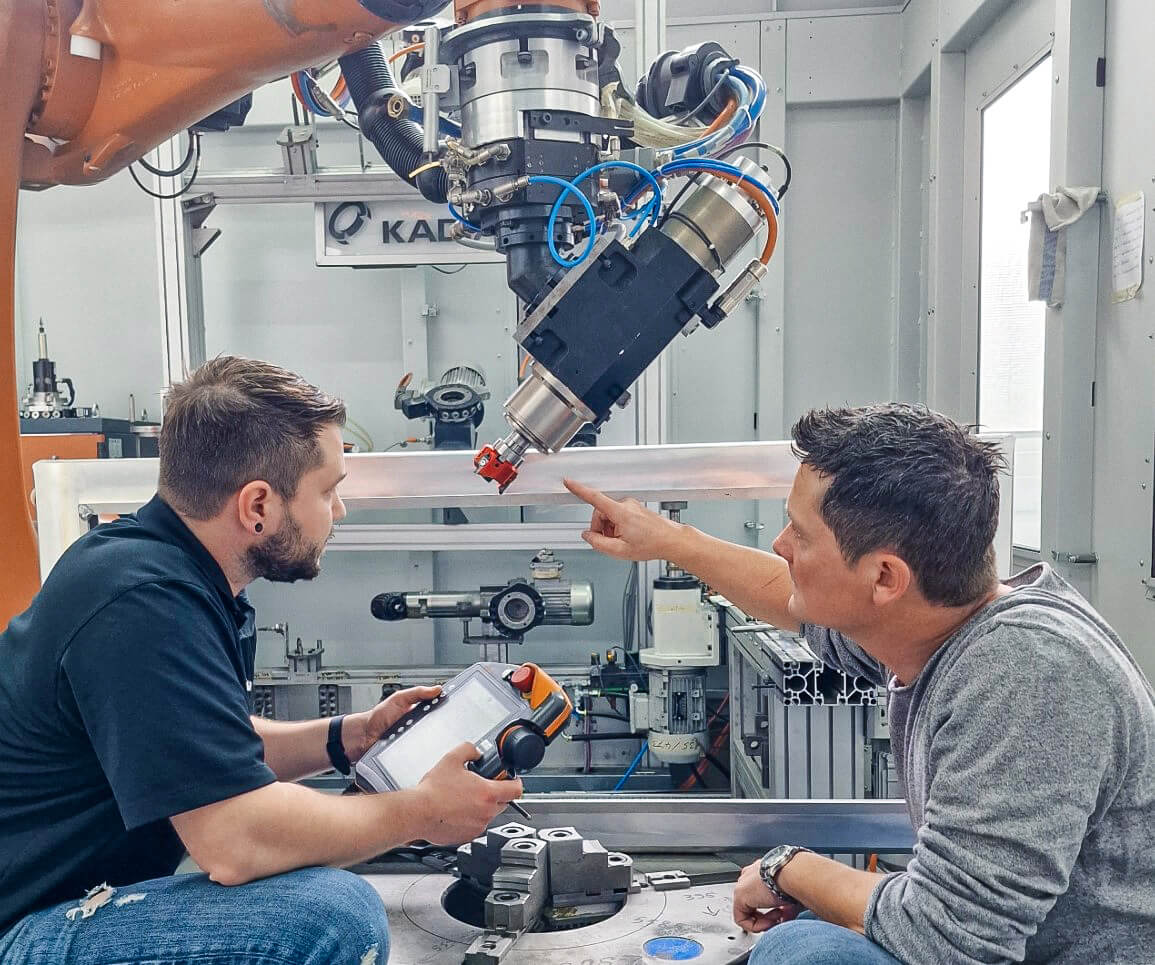 Entgraten mit Roboter: Jannik Weiss, Vertrieb Entgratmaschinen bei Kadia (links), und Norbert Meier, technischer Berater Mapal, sind sehr zufrieden mit den Ergebnissen des gemeinsamen Projekts.
