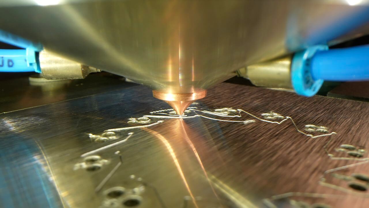 Hochpräzise Bauteile werden beim Laserschneiden aus flachem Material jeglicher Art hergestellt.