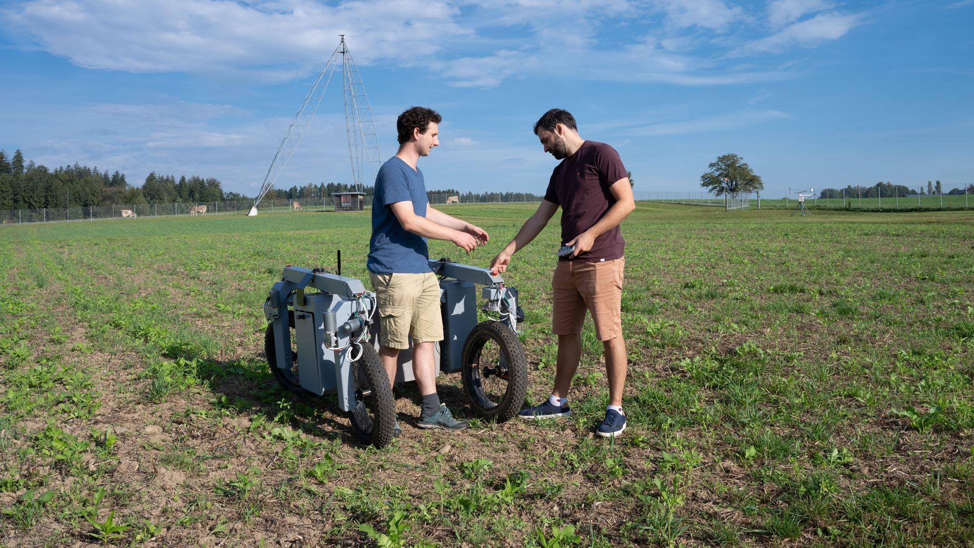 Manuel Strahm verantwortet den elektrischen Teil des Jät-Roboters und Teile der Software entwickelt, Aurel Neff (rechts) ist Projektverantwortlicher. Manuel Strahm verantwortet den elektrischen Teil des Jät-Roboters und Teile der Software entwickelt, Aurel Neff (rechts) ist Projektverantwortlicher.