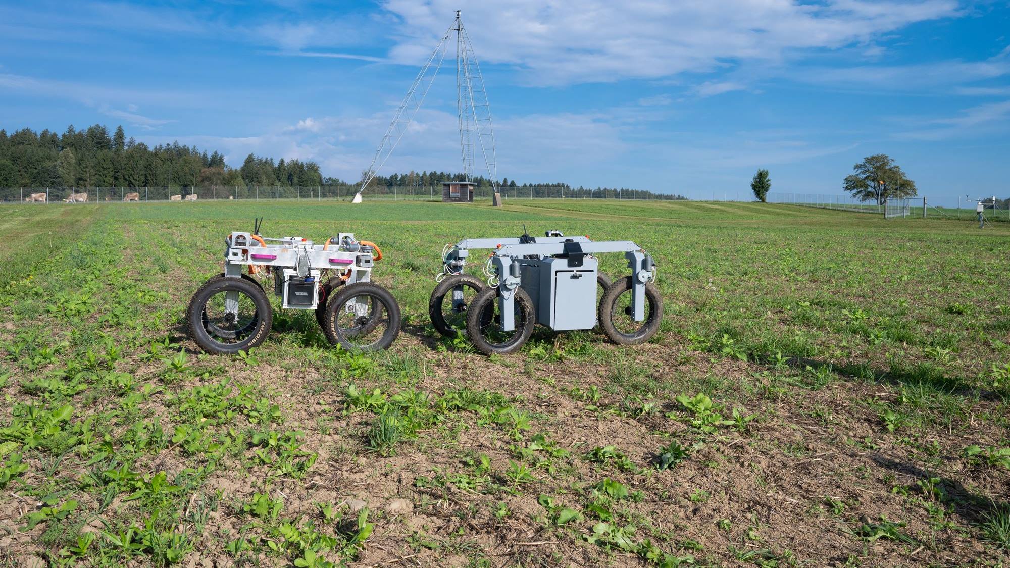 Vom Jät-Roboter existieren bislang ausschliesslich Prototypen. Links im Bild die erste Version mit einem Gewicht von 60 Kilogramm und rechts die zweite mit einem Gewicht von 80 Kilogramm. Die Schutzabdeckung verhindert Streulicht des Lasers, zum Beispiel Vom Jät-Roboter existieren bislang ausschliesslich Prototypen. Links im Bild die erste Version mit einem Gewicht von 60 Kilogramm und rechts die zweite mit einem Gewicht von 80 Kilogramm. Die Schutzabdeckung verhindert Streulicht des Lasers, zum Beispiel