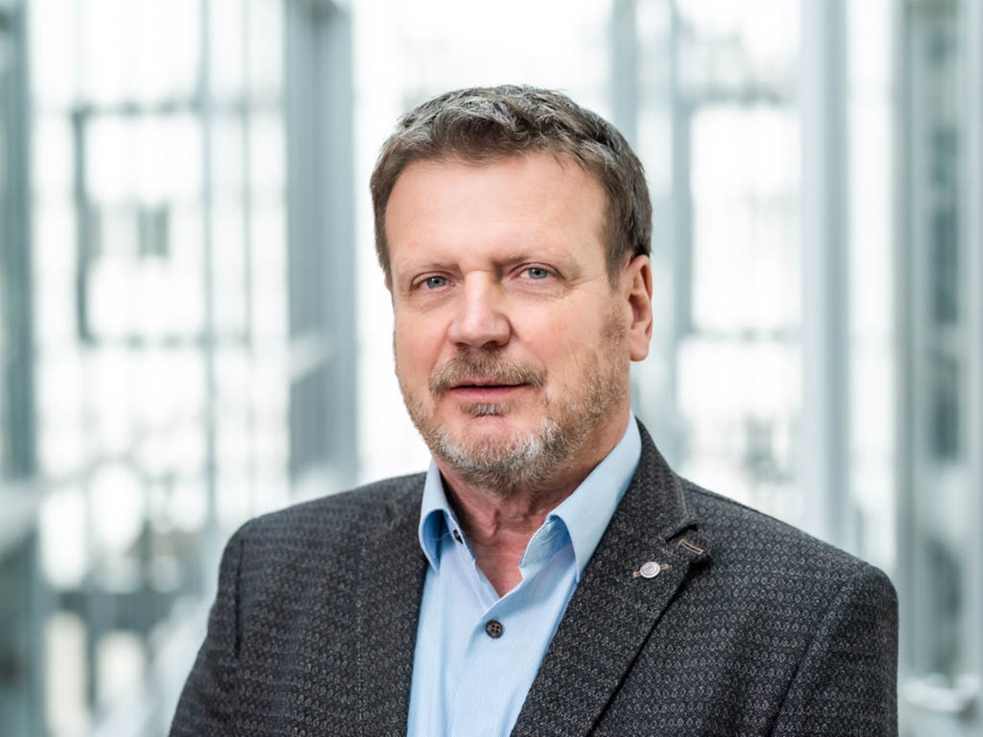 Reiner Rother, Entwicklungsingenieur MMS bei Knoll: «Mit dem AerosolMaster 4000 ATS lassen sich Produktivitätssteigerungen von 30 bis 70 Prozent erreichen. Die hohen Bereitstellungs- und Entsorgungskosten von Kühlschmiermitteln reduzieren sich fast auf nu Reiner Rother, Entwicklungsingenieur MMS bei Knoll: «Mit dem AerosolMaster 4000 ATS lassen sich Produktivitätssteigerungen von 30 bis 70 Prozent erreichen. Die hohen Bereitstellungs- und Entsorgungskosten von Kühlschmiermitteln reduzieren sich fast auf nu