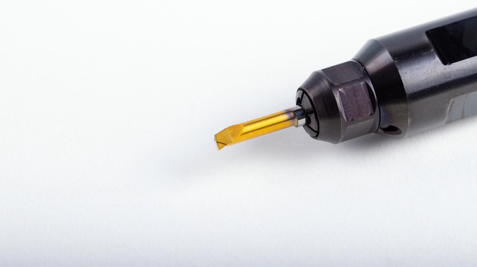 Durch Lasern lassen sich beliebige Spangeometrien mit definierten Spanwinkeln über die gesamte Schneide fertigen. Im Bild ein AX-Werkzeug für das Ausdrehen. Durch Lasern lassen sich beliebige Spangeometrien mit definierten Spanwinkeln über die gesamte Schneide fertigen. Im Bild ein AX-Werkzeug für das Ausdrehen.