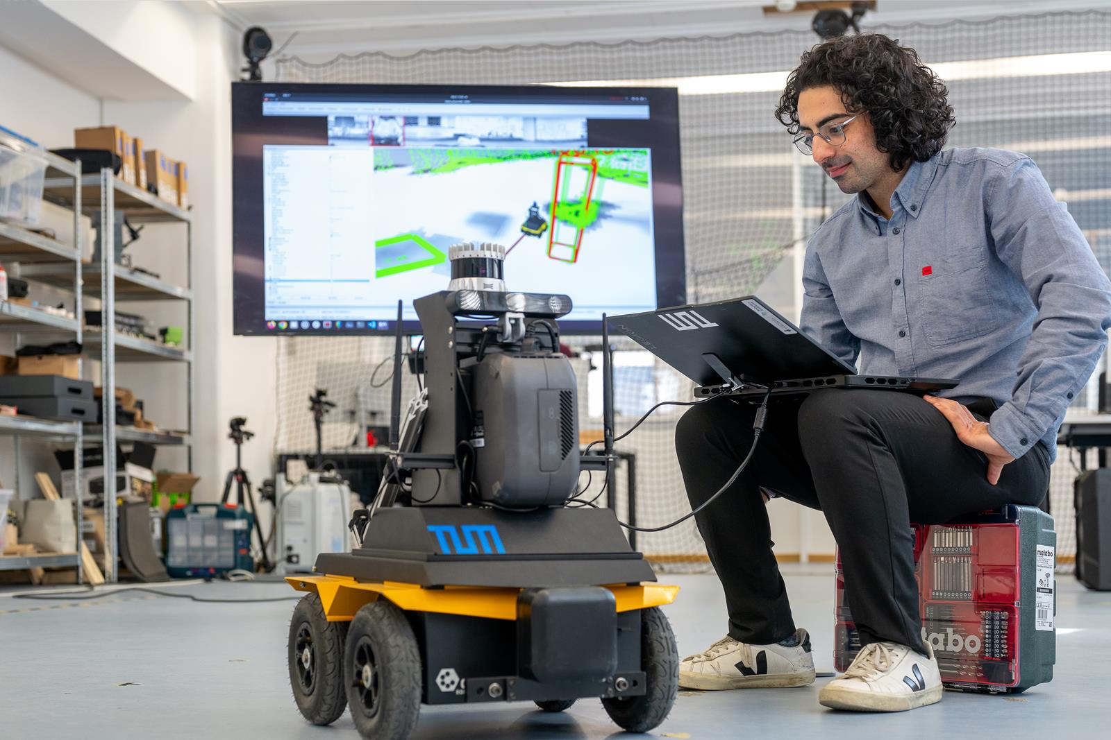 Wissenschaftler optimieren die autonome Navigation von Jack. Forschende der TUM testen den Roboter im Labor unter realen Bedingungen.