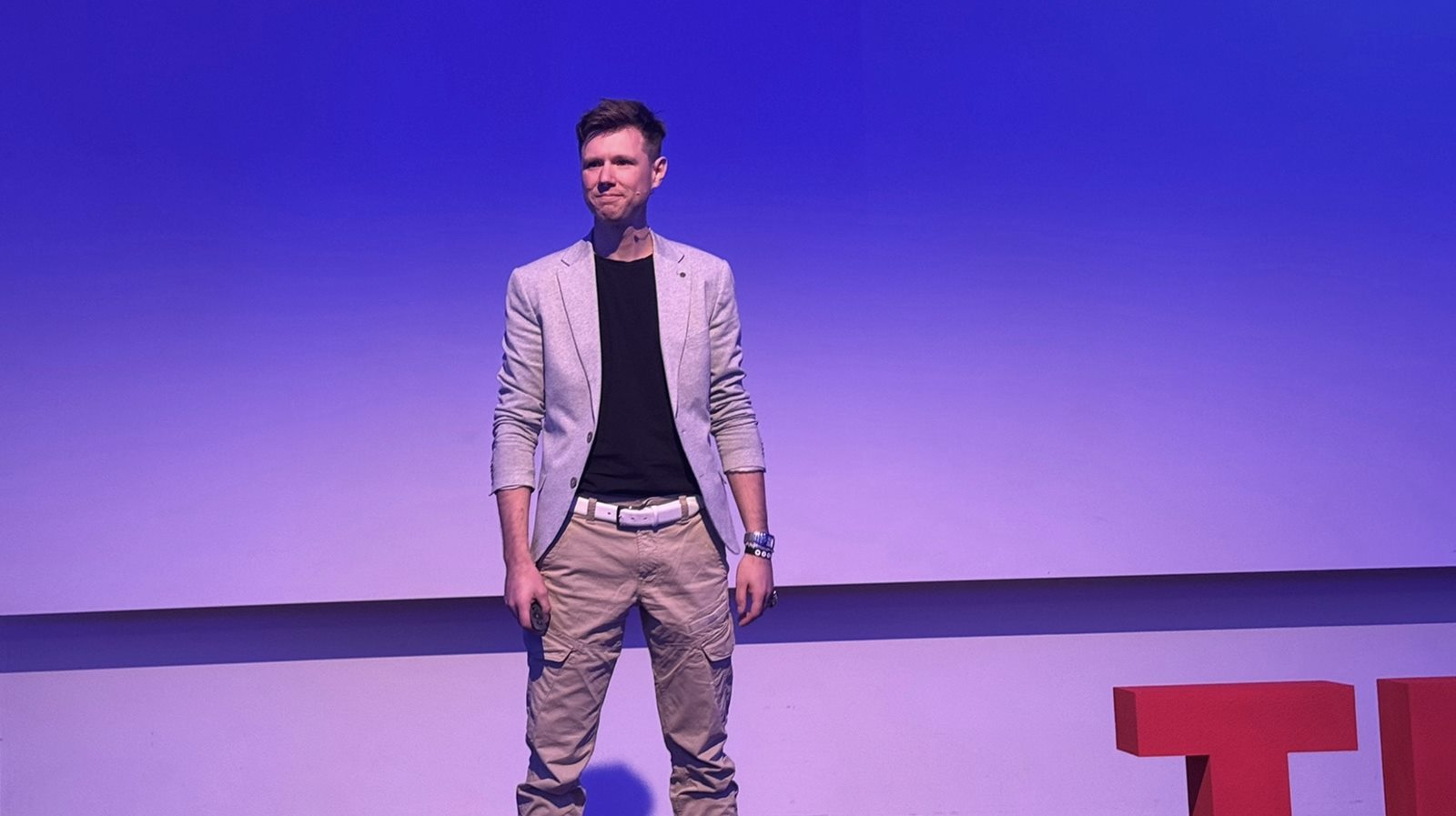 Keine Angst vor KI: Thilo Stadelmann bei seinem TEDxZHAW-Auftritt. Keine Angst vor KI: Thilo Stadelmann bei seinem TEDxZHAW-Auftritt.