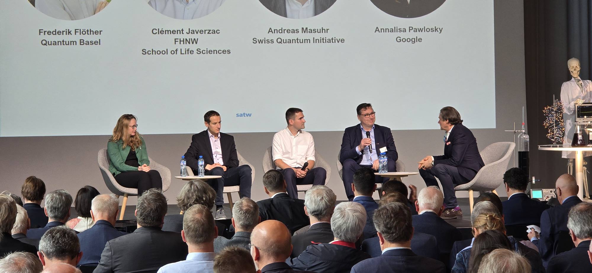 Von links nach rechts: Dr. Annalisa Pawlosky (Google), Frederik Flöther (quantumBasel), Clément Javerzac (FHNW), Andreas Masuhr (Swiss Quantum Initiative), Prof. Benoît Dubuis (Moderator) Von links nach rechts: Dr. Annalisa Pawlosky (Google), Frederik Flöther (quantumBasel), Clément Javerzac (FHNW), Andreas Masuhr (Swiss Quantum Initiative), Prof. Benoît Dubuis (Moderator)