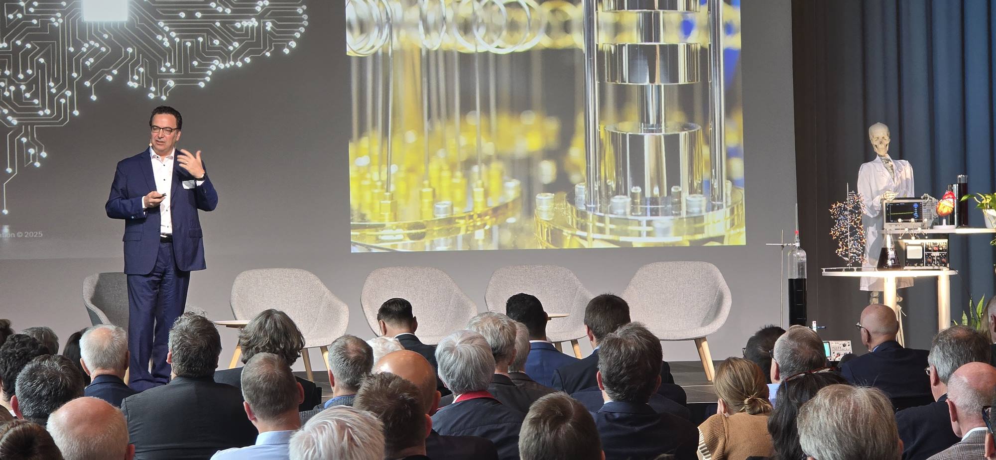 Dr. Alessandro Curioni, Direktor von IBM Research Europa, erläutert auf dem SATW-Jahreskongress, wie Quantencomputing und KI die Pharmaforschung transformieren könnten. Dr. Alessandro Curioni, Direktor von IBM Research Europa, erläutert auf dem SATW-Jahreskongress, wie Quantencomputing und KI die Pharmaforschung transformieren könnten.