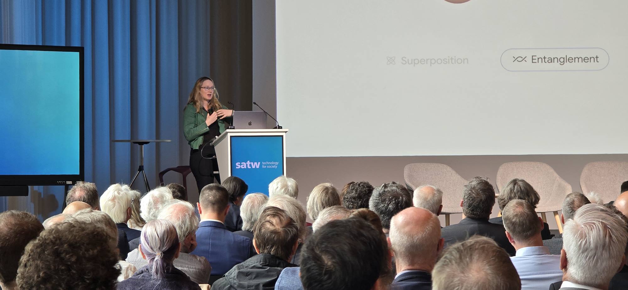 Dr. Annalisa Pawlosky, Staff Research Scientist bei Google Quantum AI in Zürich, spricht über die Rolle von KI und logischen Qubits auf dem Weg zu praxistauglichen Quantencomputern. Dr. Annalisa Pawlosky, Staff Research Scientist bei Google Quantum AI in Zürich, spricht über die Rolle von KI und logischen Qubits auf dem Weg zu praxistauglichen Quantencomputern.