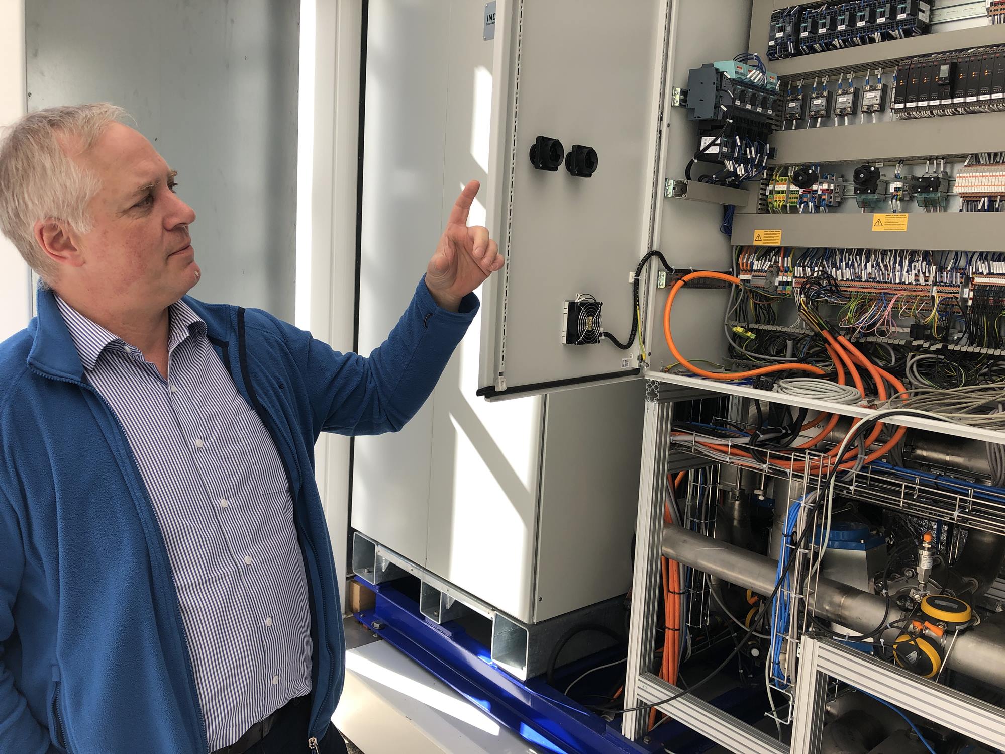 Bernd Maus von GRZ gewährt einen Blick in den Schaltschrank. Bernd Maus von GRZ gewährt einen Blick in den Schaltschrank.