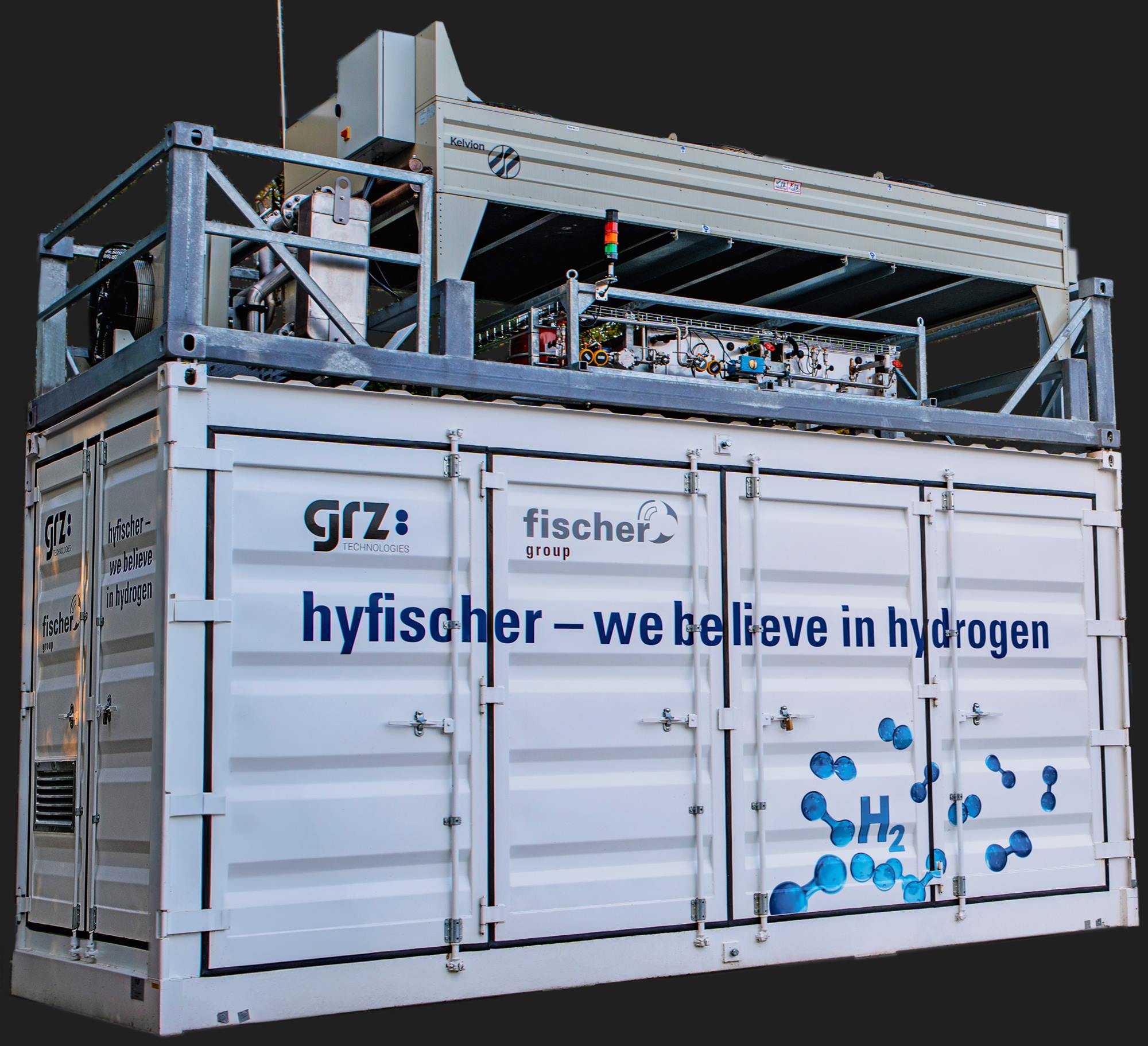Ob als Backup für E-Ladestationen, als Zwischenspeicher in Solarparks oder als emissionsfreie Notstromversorgung für kritische Infrastruktur, die GRZ-Container zeigen, wie vielfältig und konkret bereits heute die Speicherung von Wasserstoff ist. Ob als Backup für E-Ladestationen, als Zwischenspeicher in Solarparks oder als emissionsfreie Notstromversorgung für kritische Infrastruktur, die GRZ-Container zeigen, wie vielfältig und konkret bereits heute die Speicherung von Wasserstoff ist.