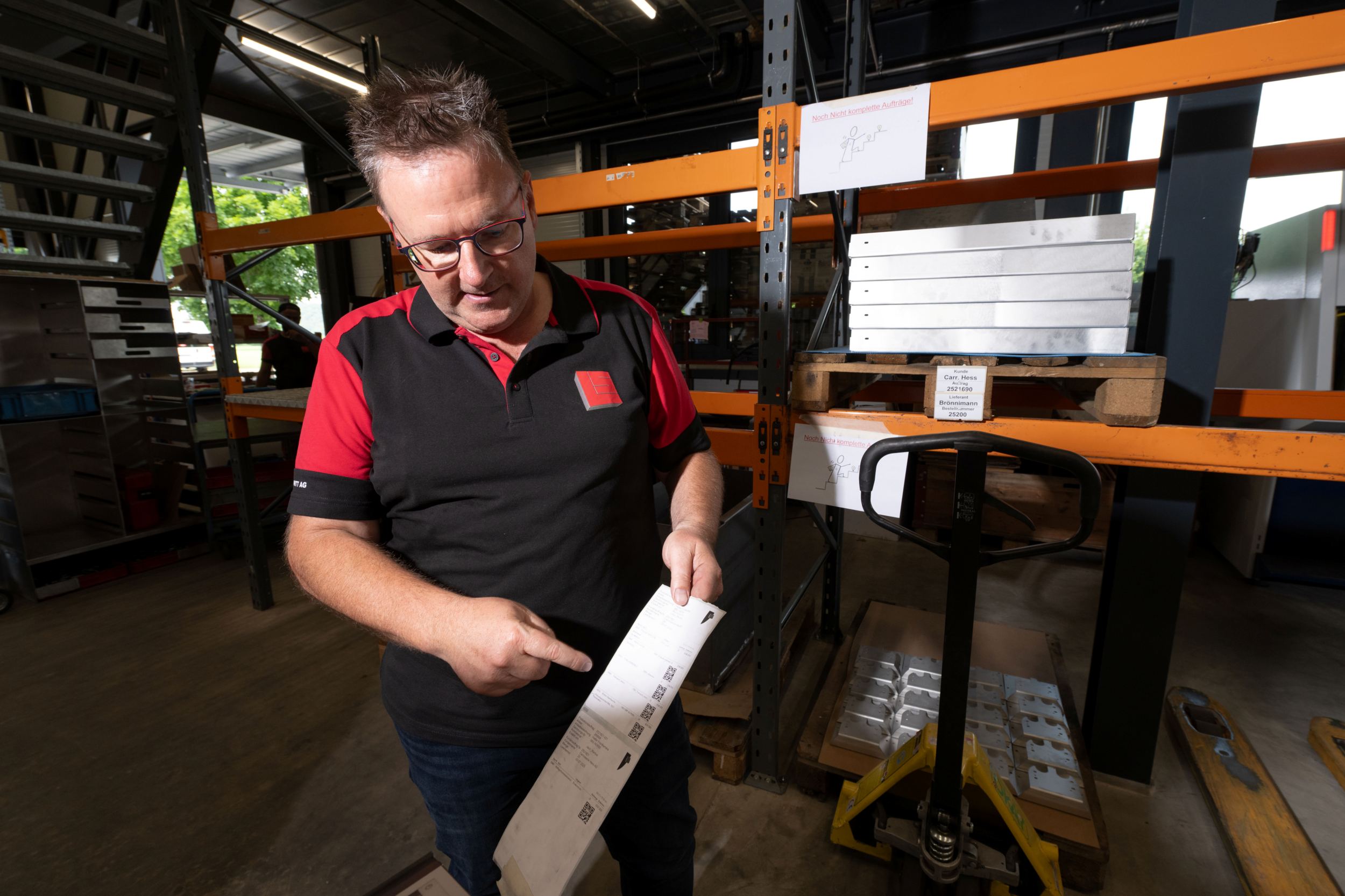 Patrick Gerber mit einem der wenigen Papiere bei Laserschnitt: «Die Mitarbeiter verfolgen heutzutage die Aufträge auf Tablets, wir arbeiten mehr oder weniger papierlos. Das ist entscheidend, um unsere hochwertige Express-Lieferungen sicherzustellen.» Patrick Gerber mit einem der wenigen Papiere bei Laserschnitt: «Die Mitarbeiter verfolgen heutzutage die Aufträge auf Tablets, wir arbeiten mehr oder weniger papierlos. Das ist entscheidend, um unsere hochwertige Express-Lieferungen sicherzustellen.»