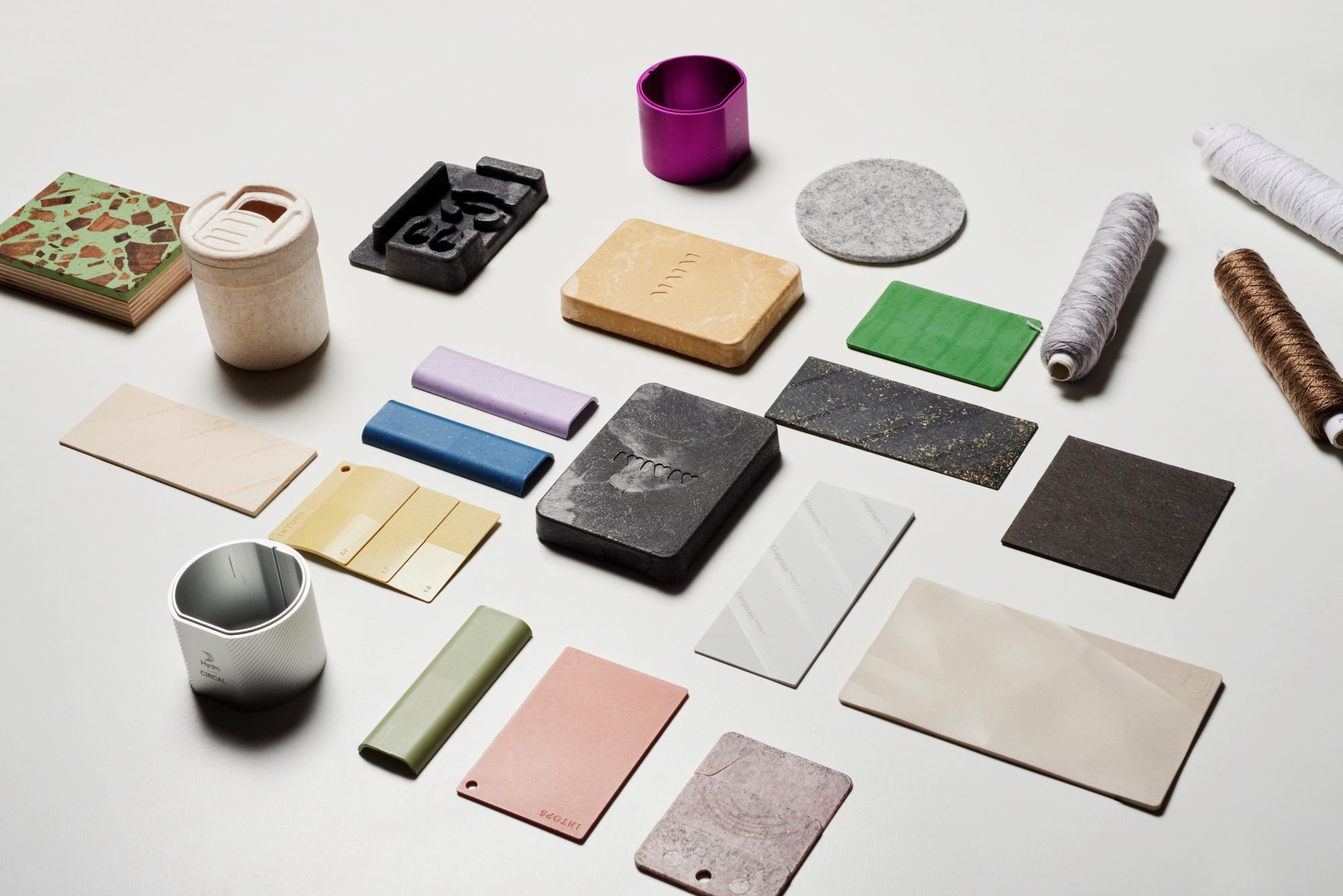 den Wert der Nachhaltigkeit durch Farbe, Materialien und Kunststoffveredelung vermitteln den Wert der Nachhaltigkeit durch Farbe, Materialien und Kunststoffveredelung vermitteln