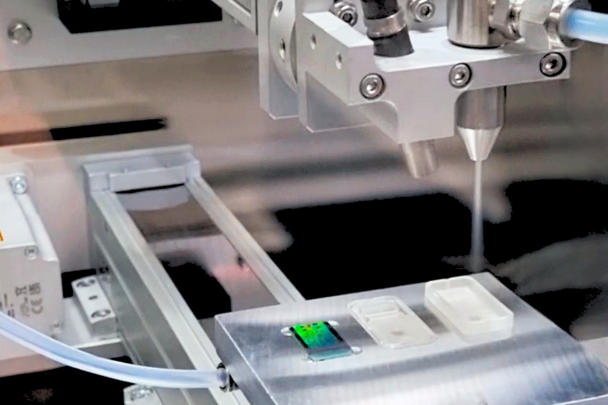 acp_PR_Elektronikfertigung_SI-Chip_cleaning before packaging