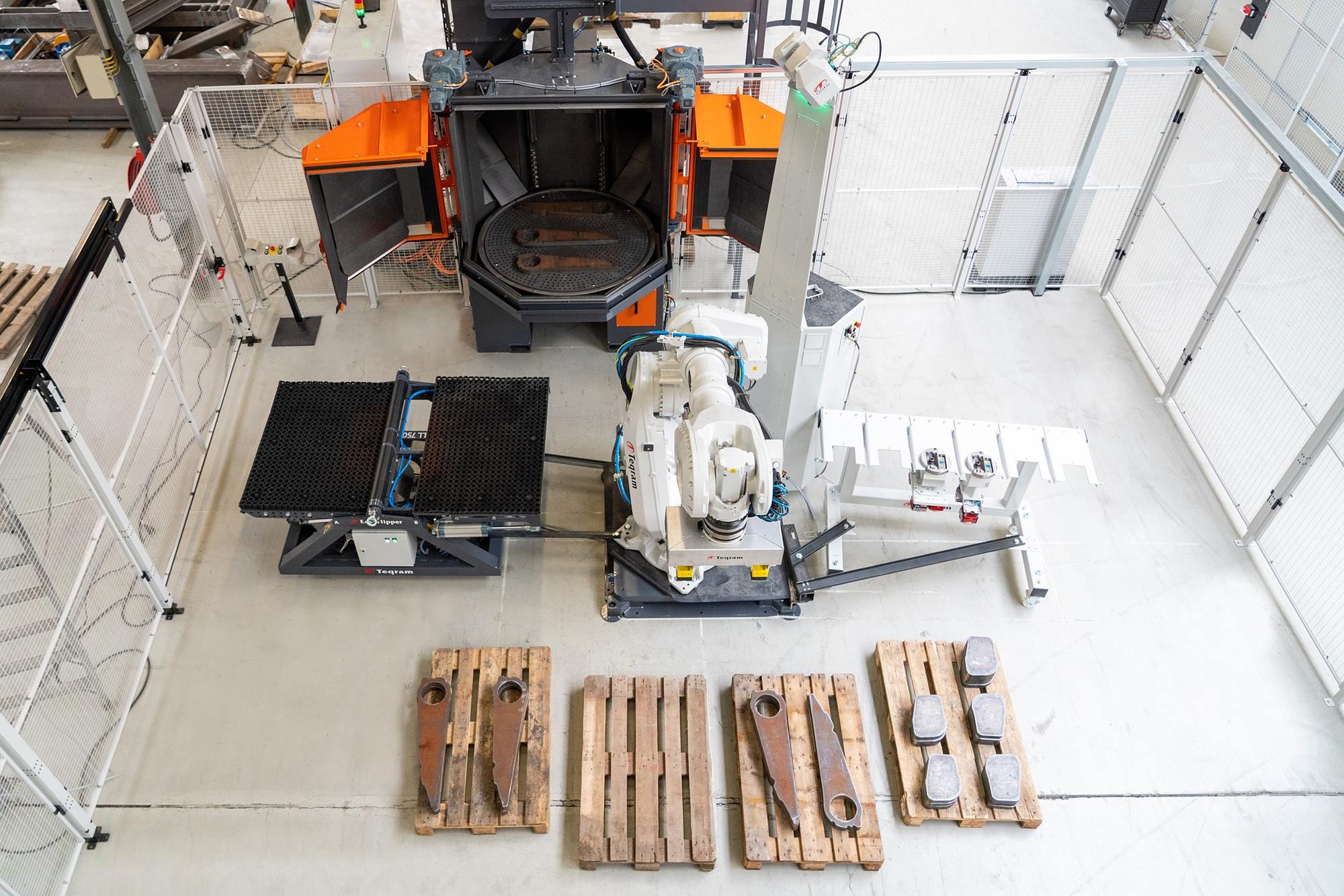 Die acht mal acht Meter grosse Fertigungszelle besteht aus einem intelligenten, sehenden Roboter und einer Rösler Drehtisch-Strahlanlage RDT 150 mit zwei Hochleistungsturbinen. Die acht mal acht Meter grosse Fertigungszelle besteht aus einem intelligenten, sehenden Roboter und einer Rösler Drehtisch-Strahlanlage RDT 150 mit zwei Hochleistungsturbinen.