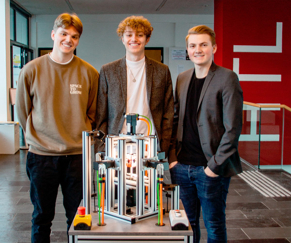 Markus Kreutzer, Paul Kreuzer und David Haidenhofer mit ihrem Diplomprojekt, dem «Rubik´s Cube Solver».