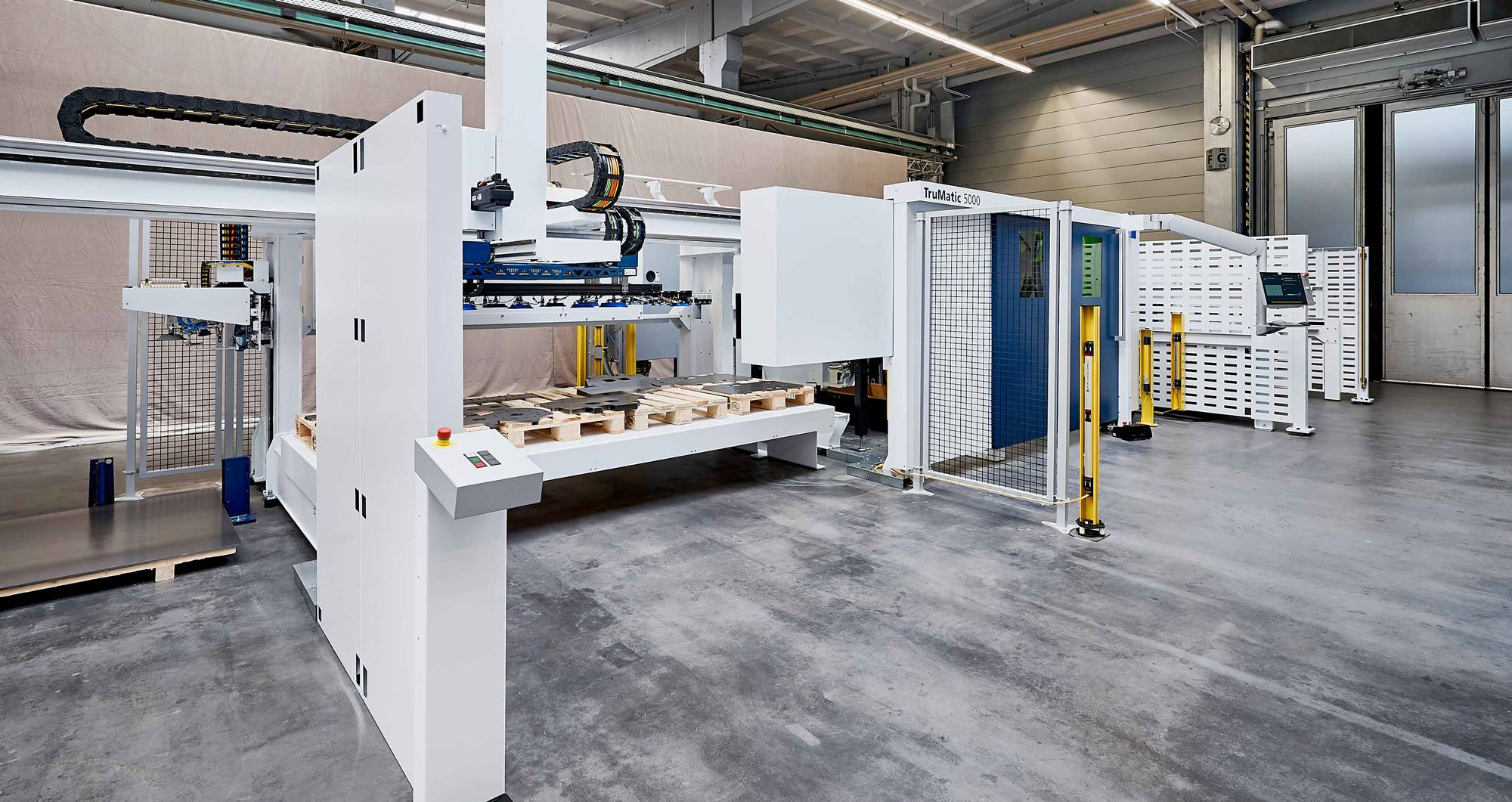 Mit der neuen TruMatic 5000 können Anwender ihre Bauteile vollständig automatisiert laserschneiden, stanzen und umformen. (Quelle: Trumpf) Mit der neuen TruMatic 5000 können Anwender ihre Bauteile vollständig automatisiert laserschneiden, stanzen und umformen. (Quelle: Trumpf)