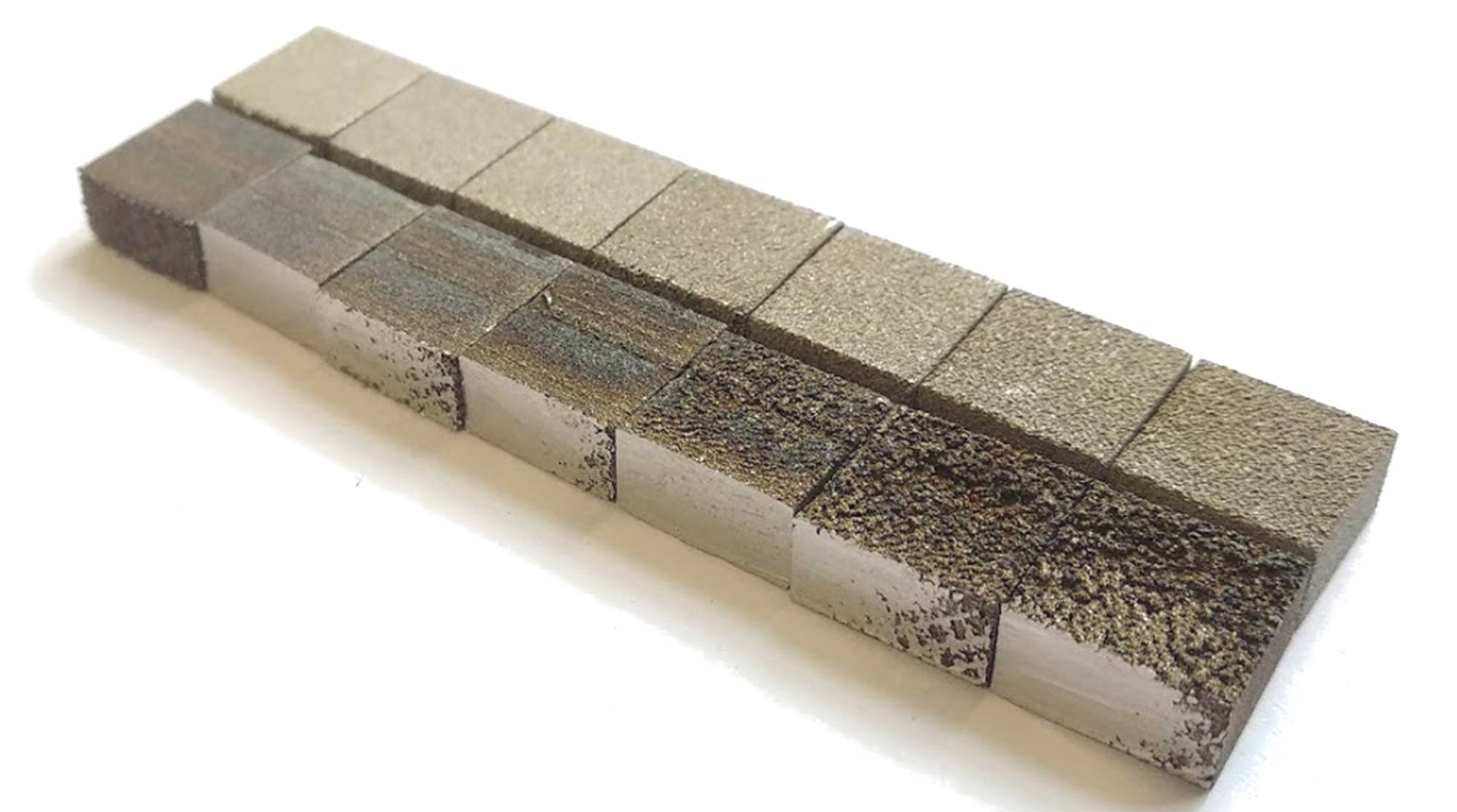 Die Qualität jener Oberflächen, die mit dem NewGen SLM Powder bedruckt wurden (obere Reihe), ist im Vergleich zum herkömmlichen Pulver um ein Vielfaches höher. (Bild: IMAT – TU Graz)