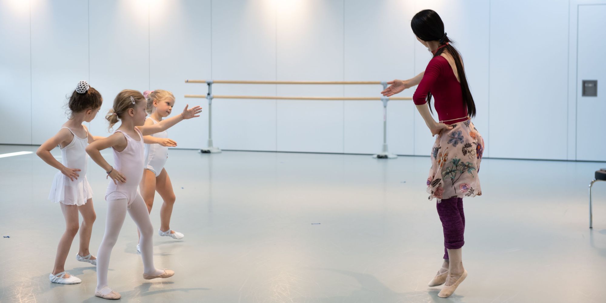 Auch während des Unterrichts kann die Beleuchtung über Wago Home Automation in den Ballettstudios angesteuert und reguliert werden. Auch während des Unterrichts kann die Beleuchtung über Wago Home Automation in den Ballettstudios angesteuert und reguliert werden.