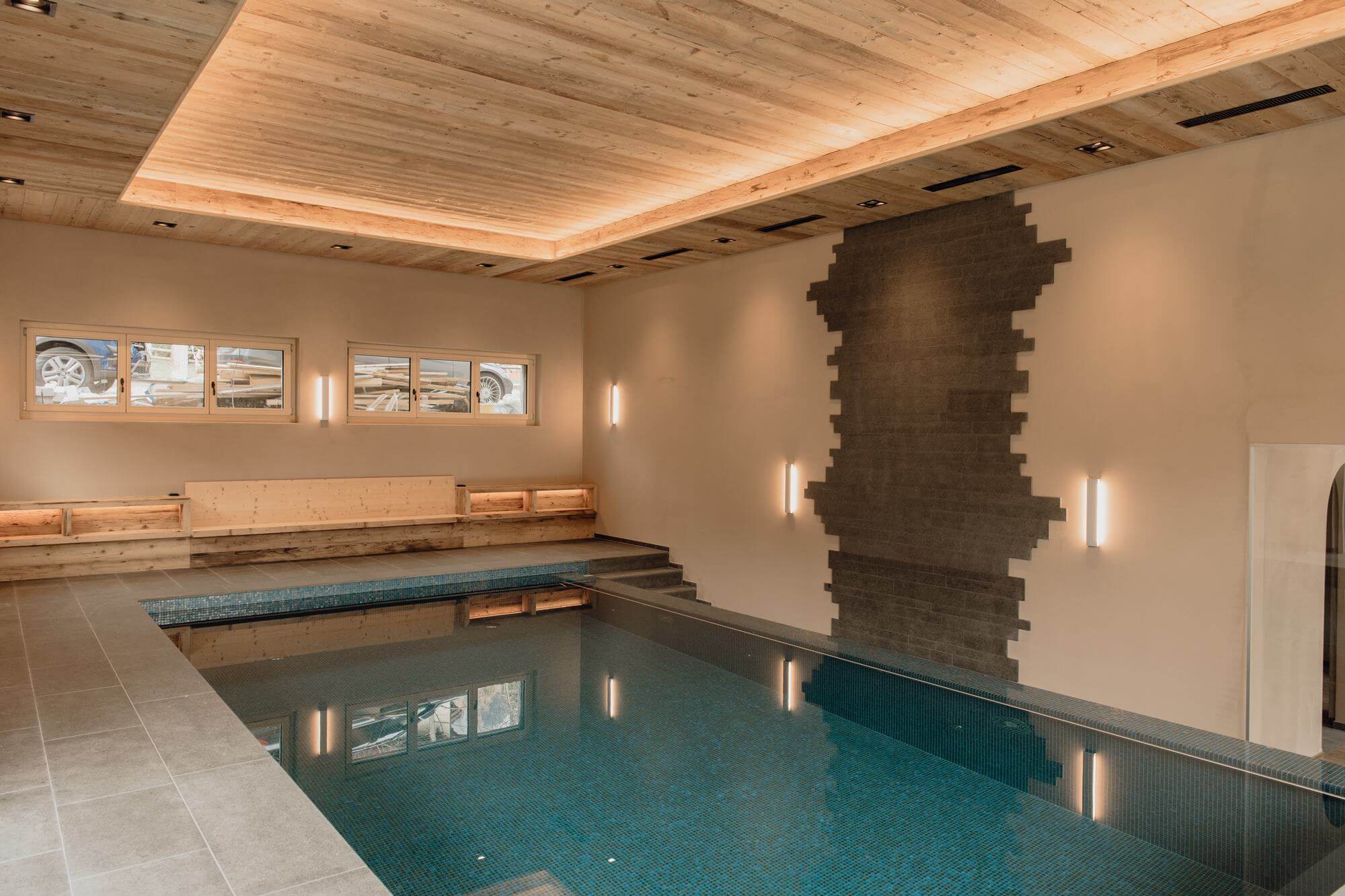 Feuchtigkeitssensoren überwachen den Pool-Bereich Swimmingpool im Casa Clara