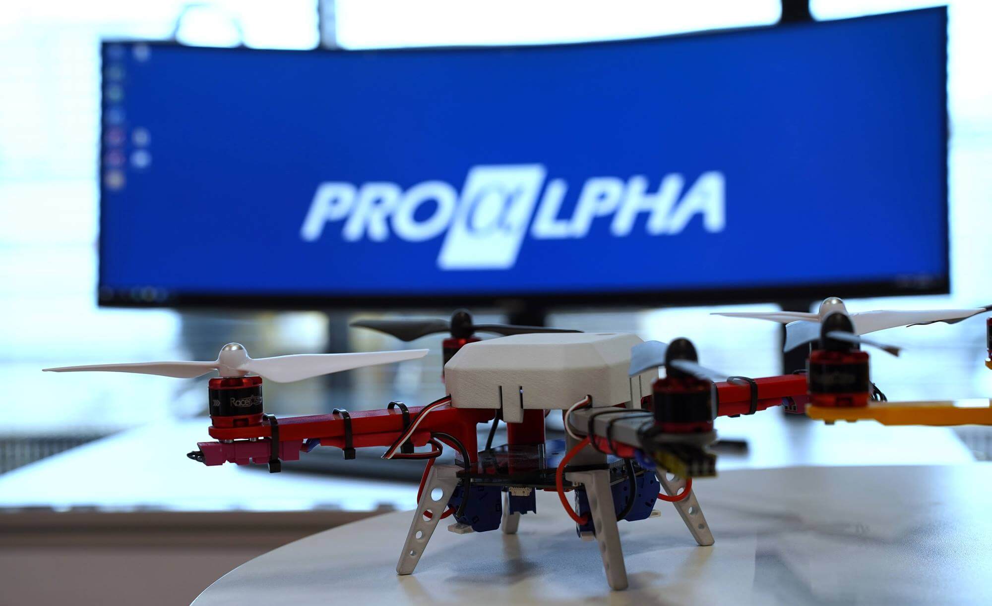 Drohnenproduktion am SIPBB Drohne vor Bildschirm mit Schriftzug proAlpha