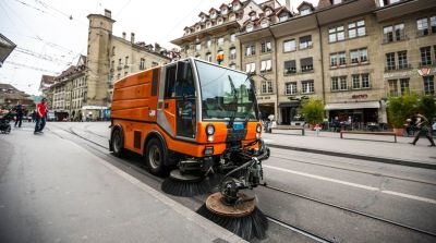 Strassenkehrmaschine in Bern