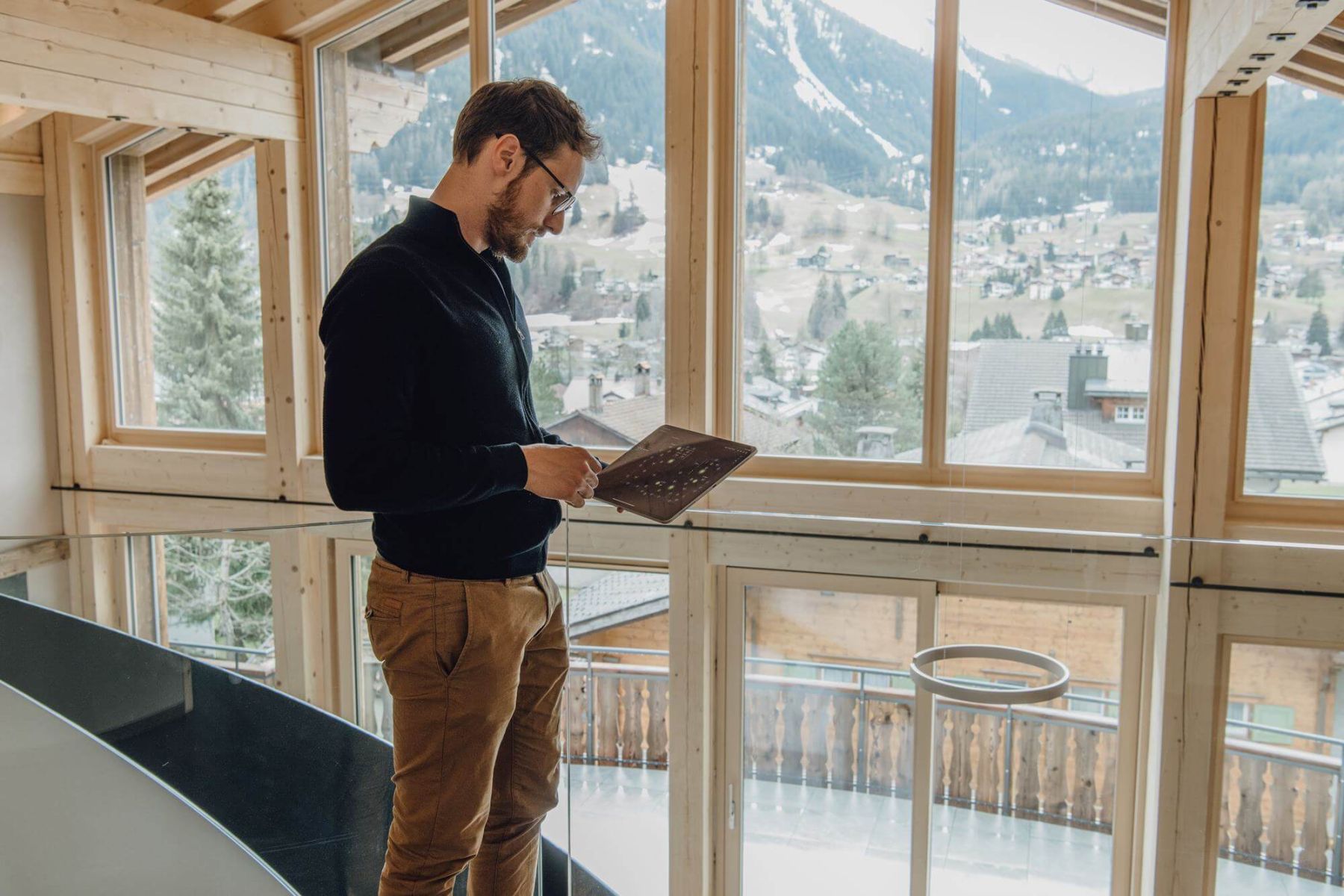 Lucas Däscher steuert das Casa Clara über das Tablet