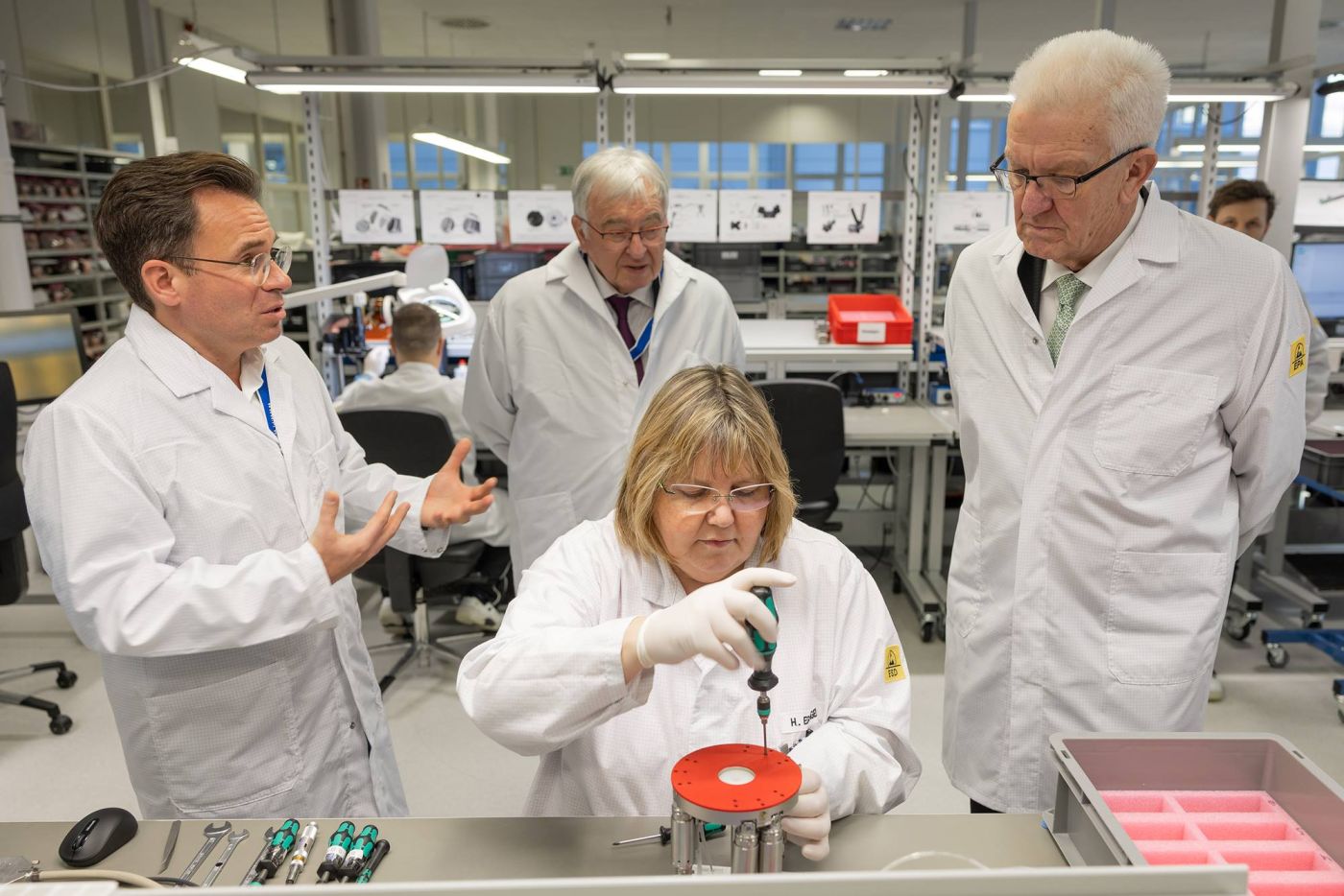 Markus Spanner erläutert Ministerpräsident Winfried Kretschmann Abläufe bei der Montage von Hexapoden