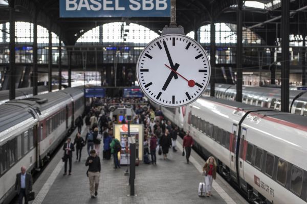 SBB Bahnhof: Bahnsteig und Bahnhofsuhr