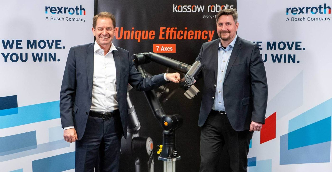 Dr. Marc Wucherer (links), Mitglied des Vorstands von Bosch Rexroth, und Kristian Kassow, Geschäftsführer und Miteigentümer von Kassow Robots, unterzeichneten die geplante Transaktion in Kopenhagen (Dänemark)