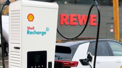 Seit einem Jahr können Fahrer von Elektroautos den Einkauf bei Rewe und Penny nutzen, um ihre Fahrzeuge elektrisch zu laden.