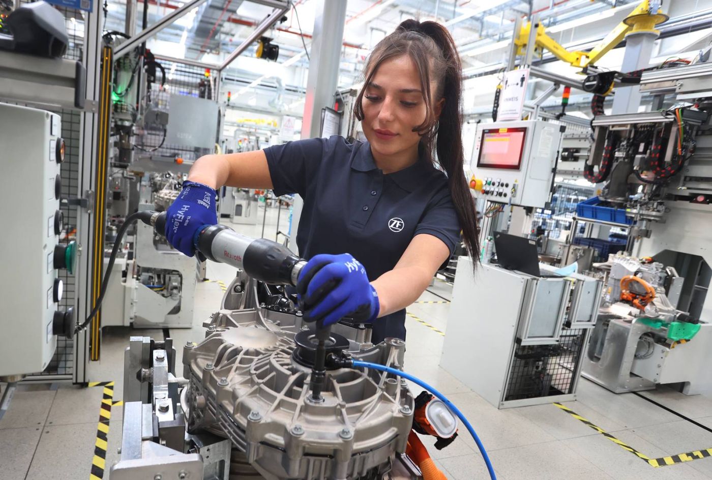 Montage der Differential- und Zwischenwelle eines elektrischen Achsantriebs. (Bild: ZF)