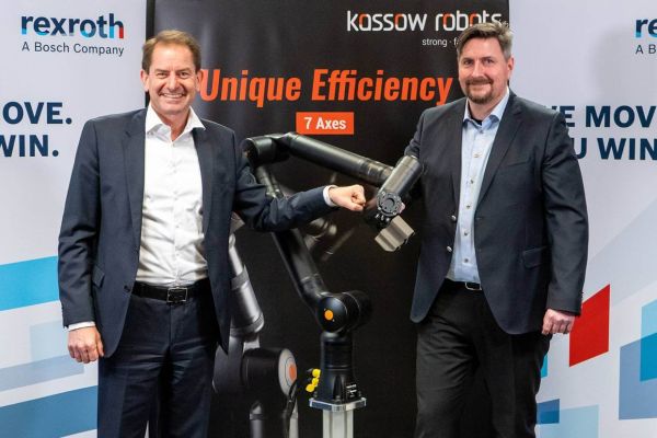 Dr. Marc Wucherer (links), Mitglied des Vorstands von Bosch Rexroth, und Kristian Kassow, Geschäftsführer und Miteigentümer von Kassow Robots, unterzeichneten die geplante Transaktion in Kopenhagen (Dänemark)