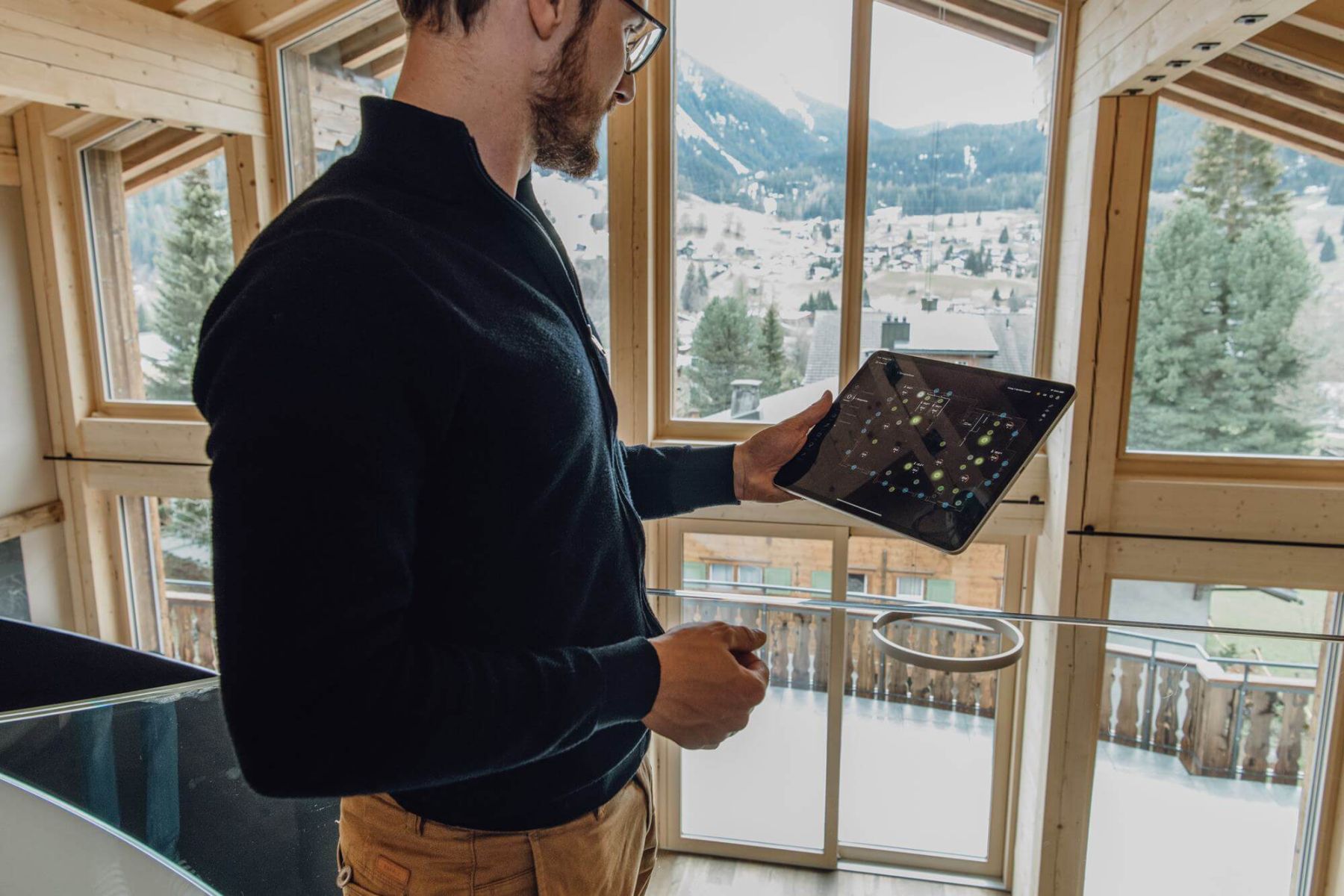 Lucas Däscher steuert das Casa Clara über das Tablet