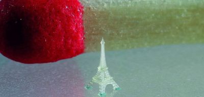 Winziger Eiffelturm aus 3D-Drucker neben Streichholz