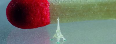 Ein Miniatur-Eiffelturm hergestellt mit einem 3D-Drucker vor einem Streichholz