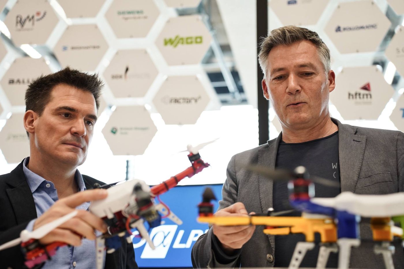 Bastian Régondeau und Denis Fleury mit Drohnen aus der vernetzten Produktion am SIPBB, bei der das ERP von proAlpha eine wichtige Rolle spielt.