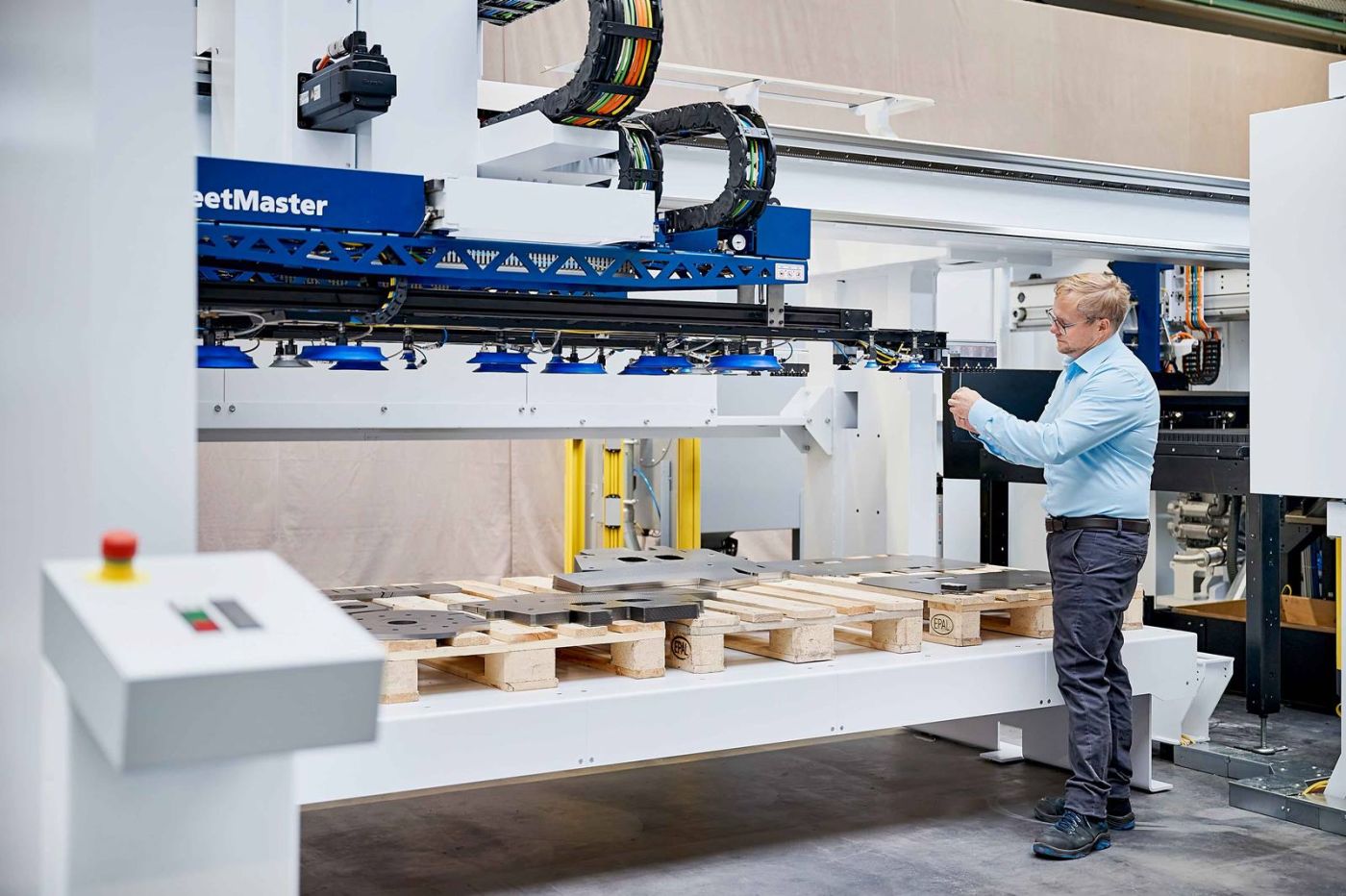 Mit dem neuen SheetMaster ermöglicht die TruMatic 5000 einen vollautomatischen Materialfluss in der Fertigungszelle – von der Be- und Entladung der Maschine bis zum Ausschleusen der bearbeiteten Teile. (Quelle: Trumpf)