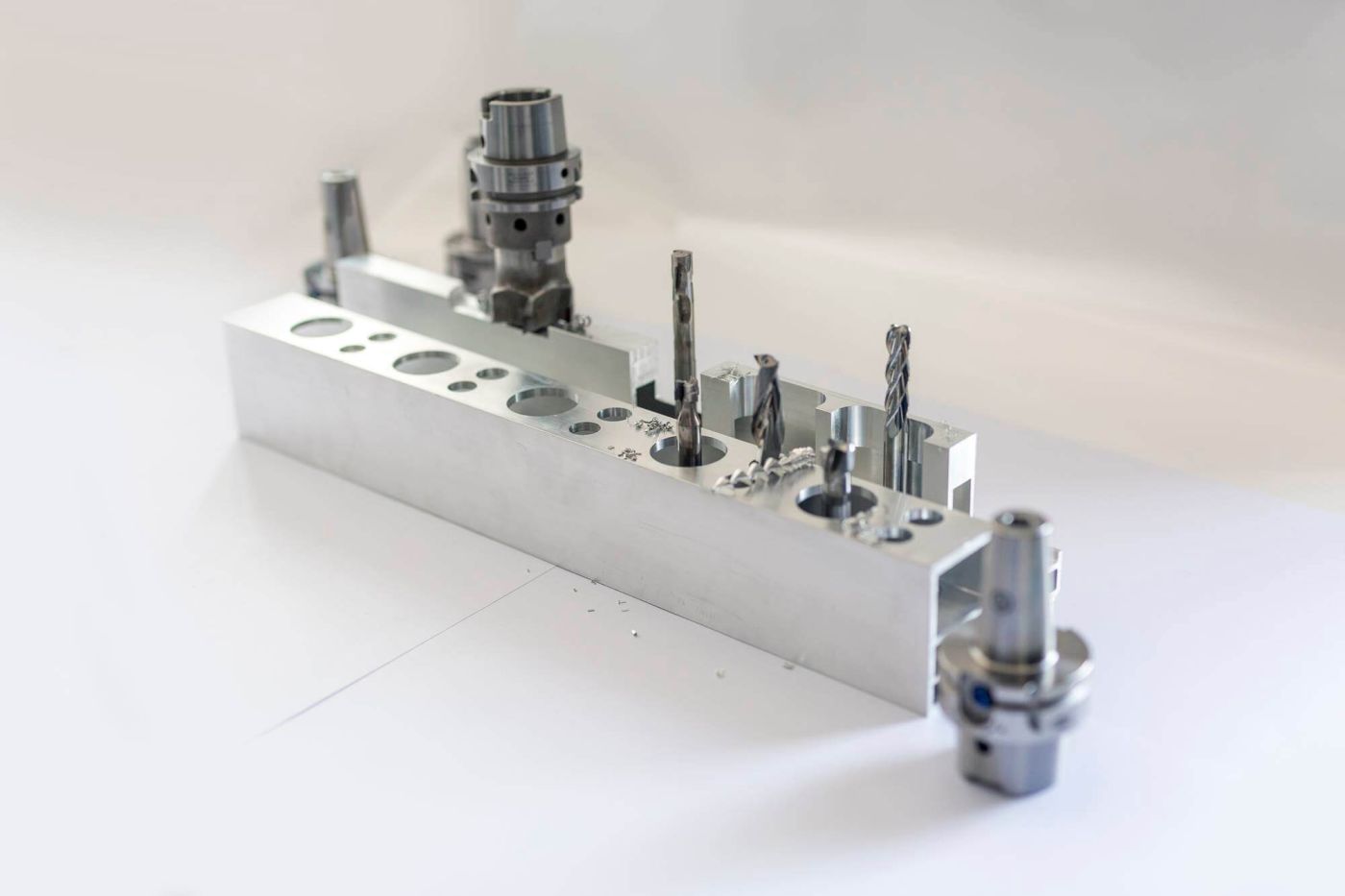 Für den Musterprozess zur Zerspanung des Batterierahmens kommen bei Mapal mehrere Werkzeuge zum Einsatz. (Bild: Mapal Fabrik für Präzisionswerkzeuge Dr. Kress KG)