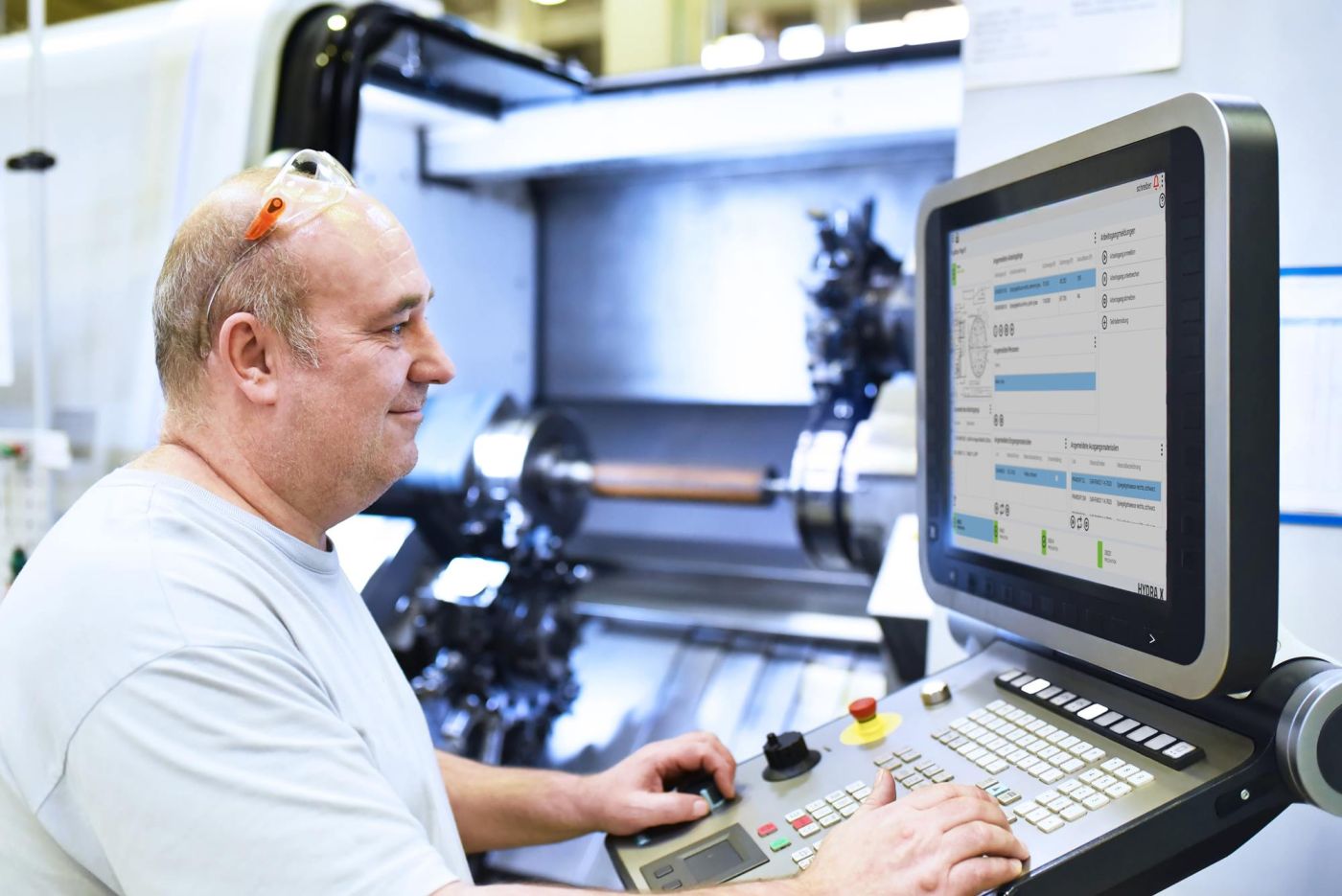 Datenerfassung direkt an der Maschine mit MES HYDRA X (Quelle: MPDV, Adobe Stock, industrieblick)