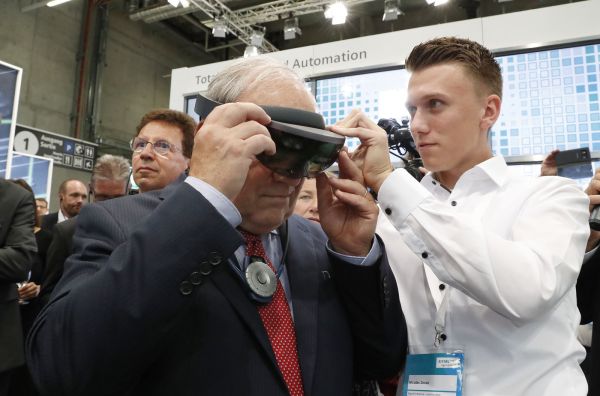 Bundesrat Schneider Ammann mit VR-Brille