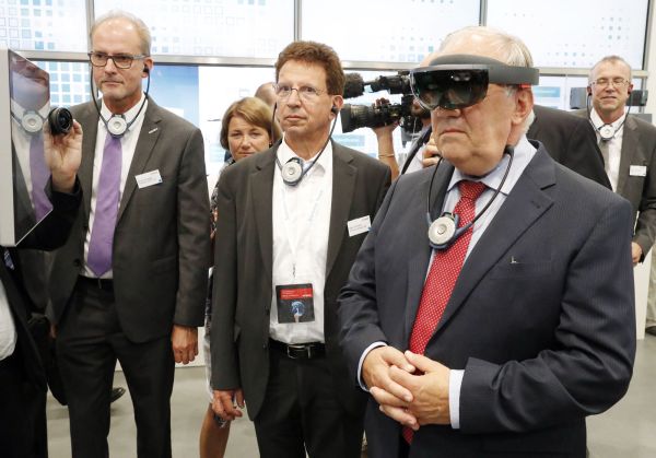 Bundesrat Schneider-Ammann mit VR-Brille