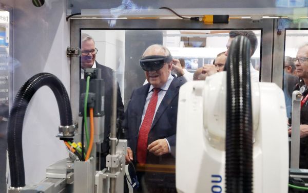Bundesrat Schneider-Ammann auf der Sindex mit VR-Brille